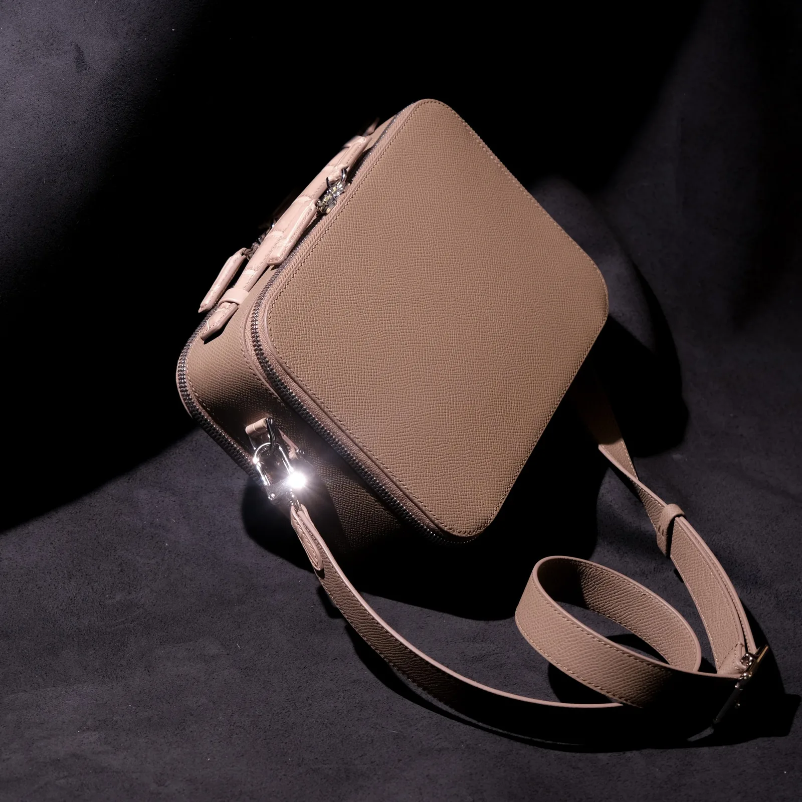 Ảnh Studio Túi hộp đeo chéo da Epsom màu taupe phối quai cá sấu - Koi Leather