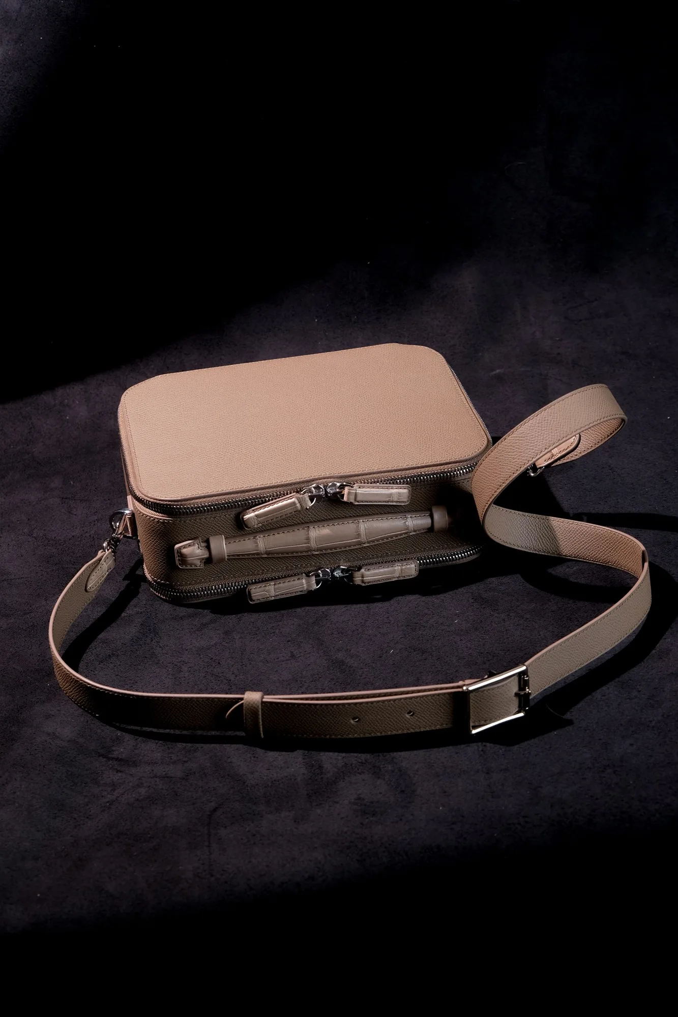 Ảnh Studio Túi hộp đeo chéo da Epsom màu taupe phối quai cá sấu - Koi Leather