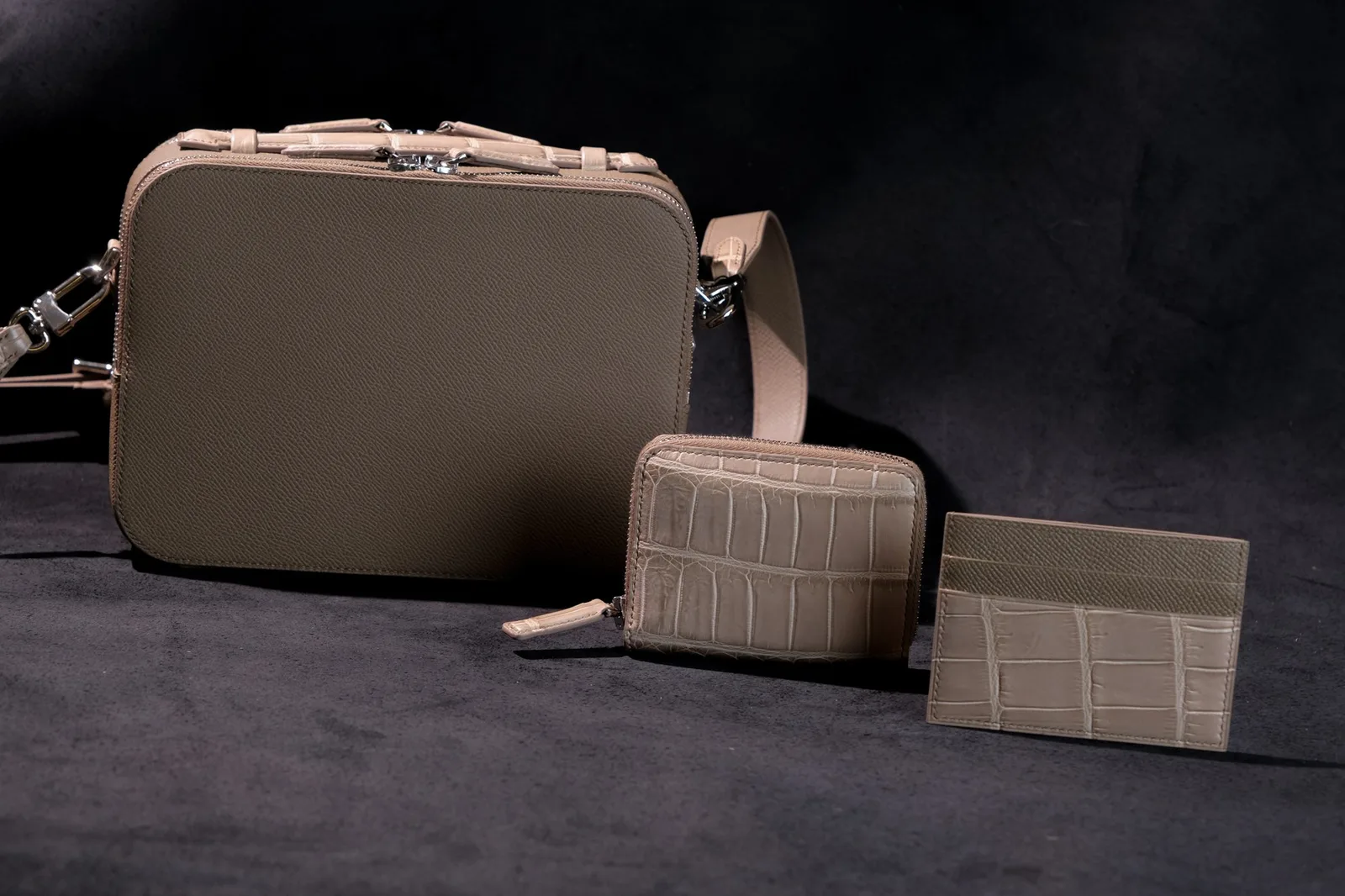 Ảnh Studio Túi hộp đeo chéo da Epsom màu taupe phối quai cá sấu - Koi Leather