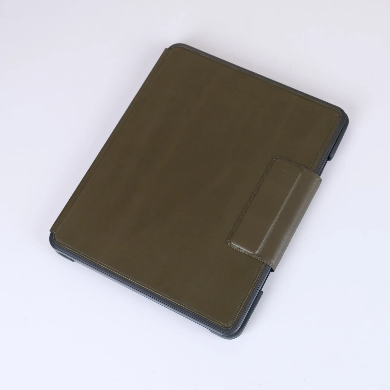 Ảnh Studio Bao da nắp gập cho iPad da bò màu xanh olive - Koi Leather