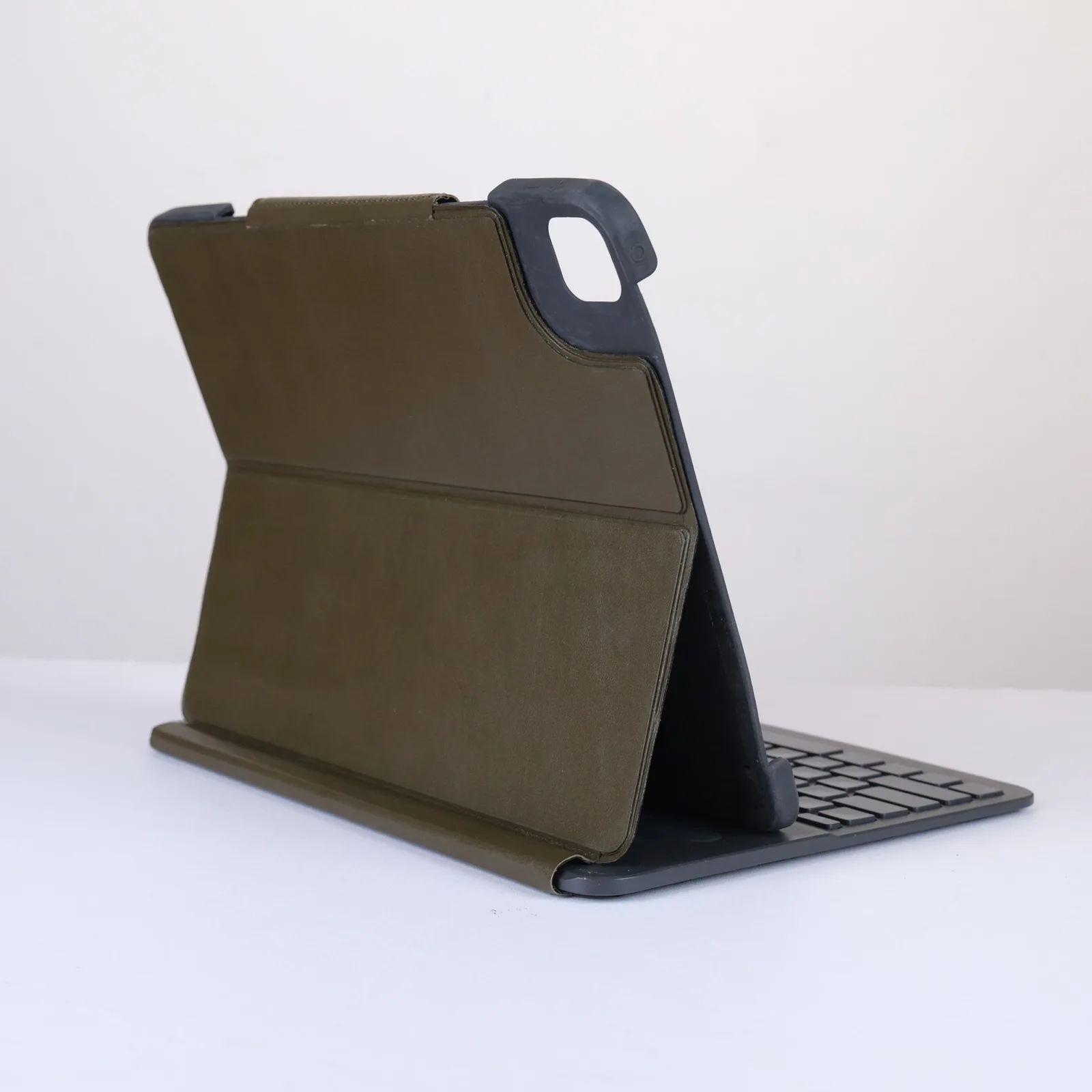 Ảnh Studio Bao da nắp gập cho iPad da bò màu xanh olive - Koi Leather