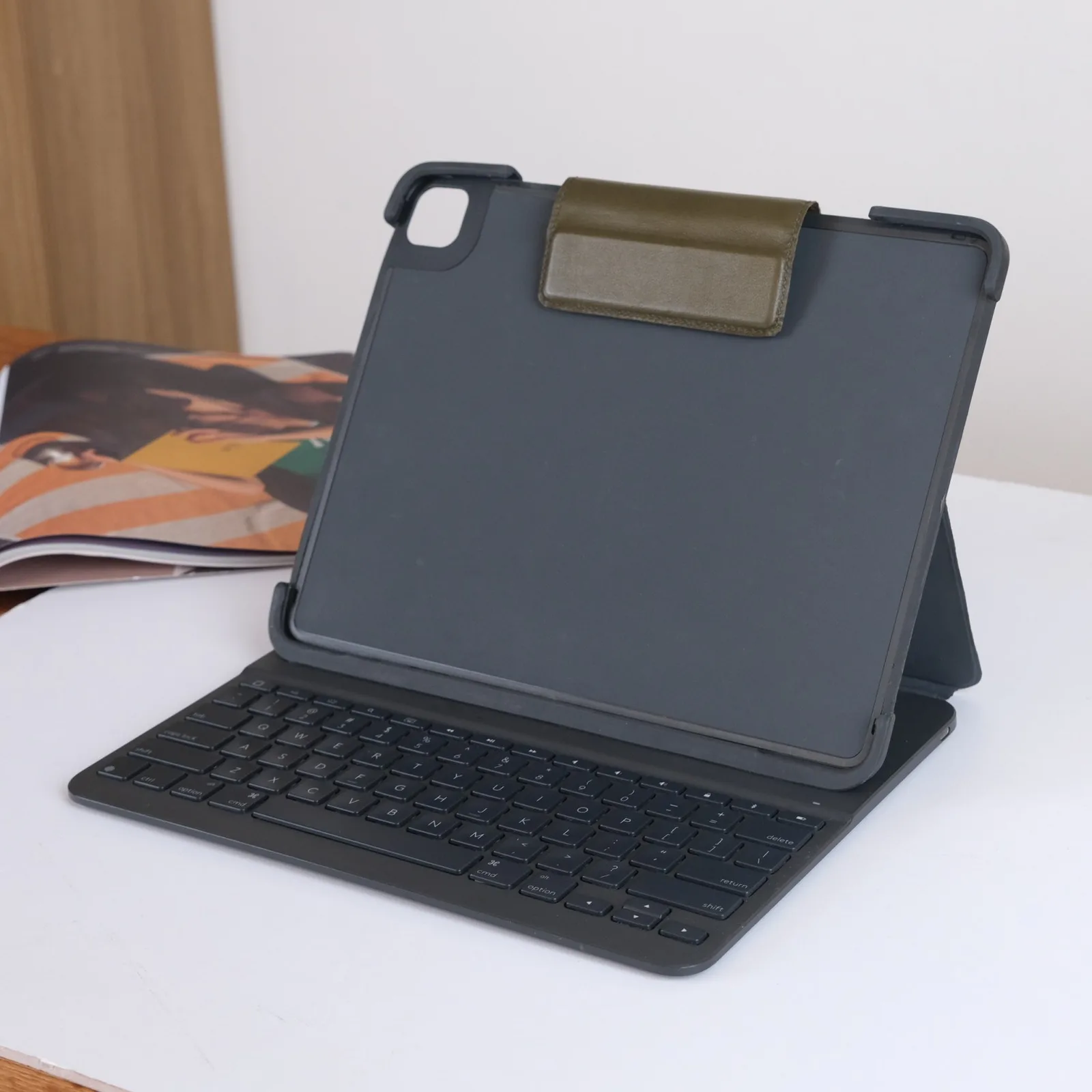 Ảnh Studio Bao da nắp gập cho iPad da bò màu xanh olive - Koi Leather