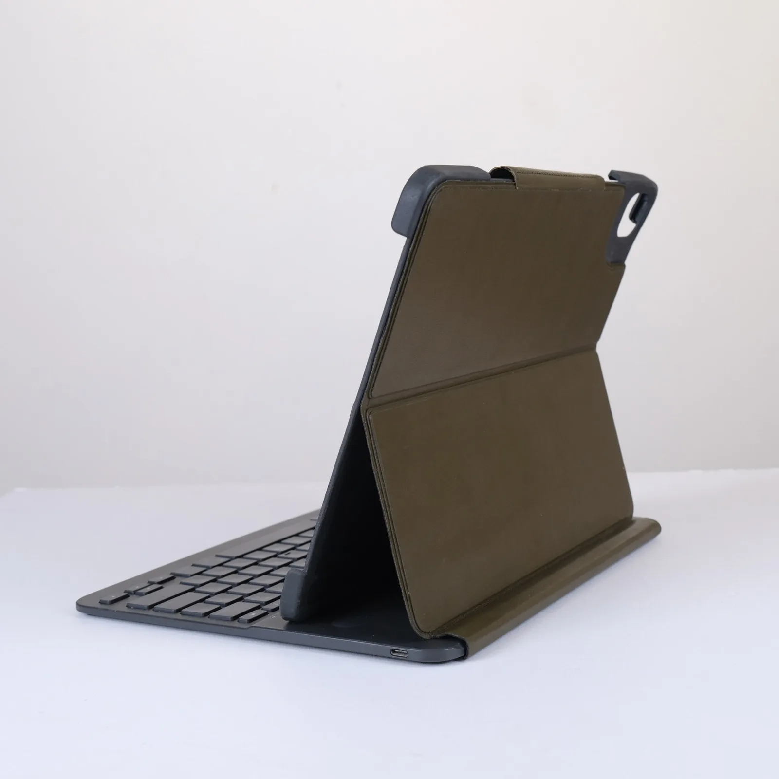 Ảnh Studio Bao da nắp gập cho iPad da bò màu xanh olive - Koi Leather