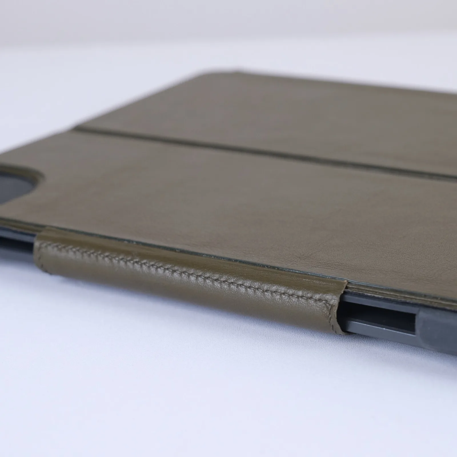 Ảnh Studio Bao da nắp gập cho iPad da bò màu xanh olive - Koi Leather