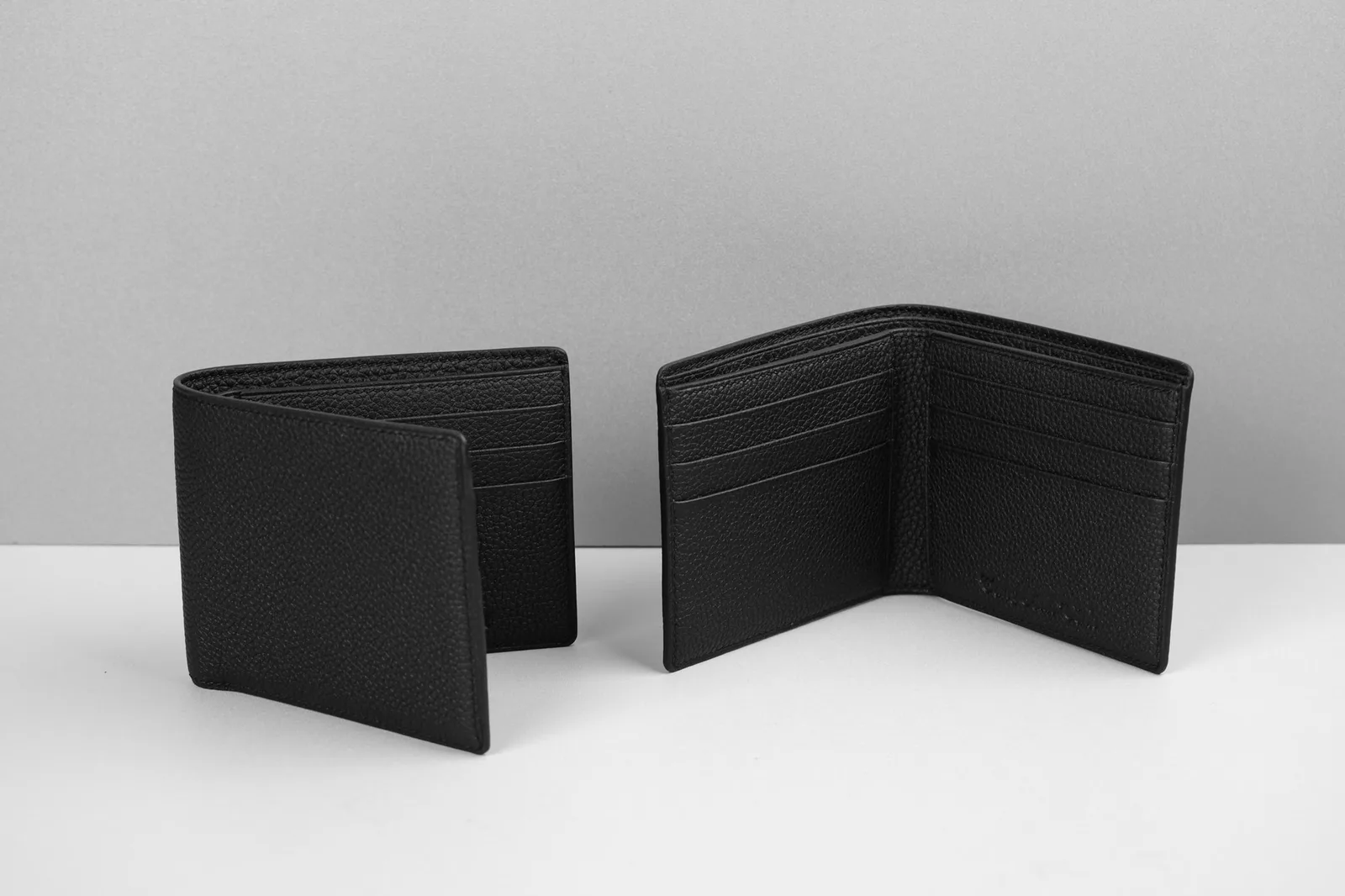 Ảnh Studio Ví nam da Togo dáng ngang gập đôi màu đen - Koi Leather