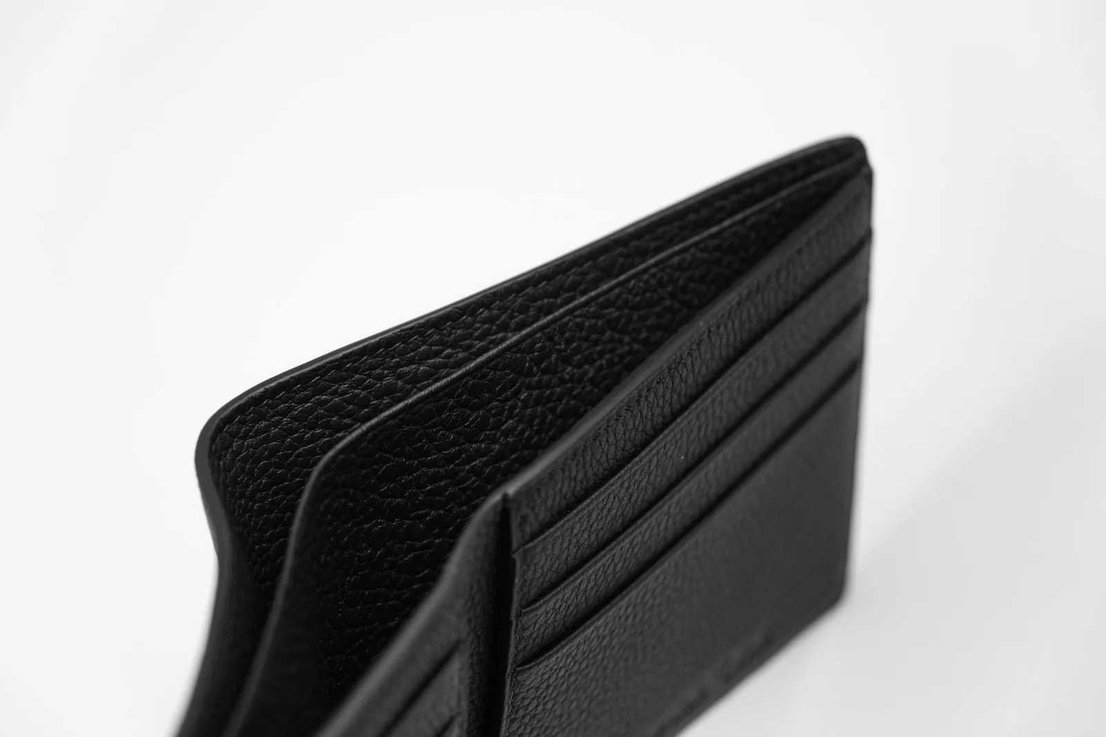 Ảnh Studio Ví nam da Togo dáng ngang gập đôi màu đen - Koi Leather