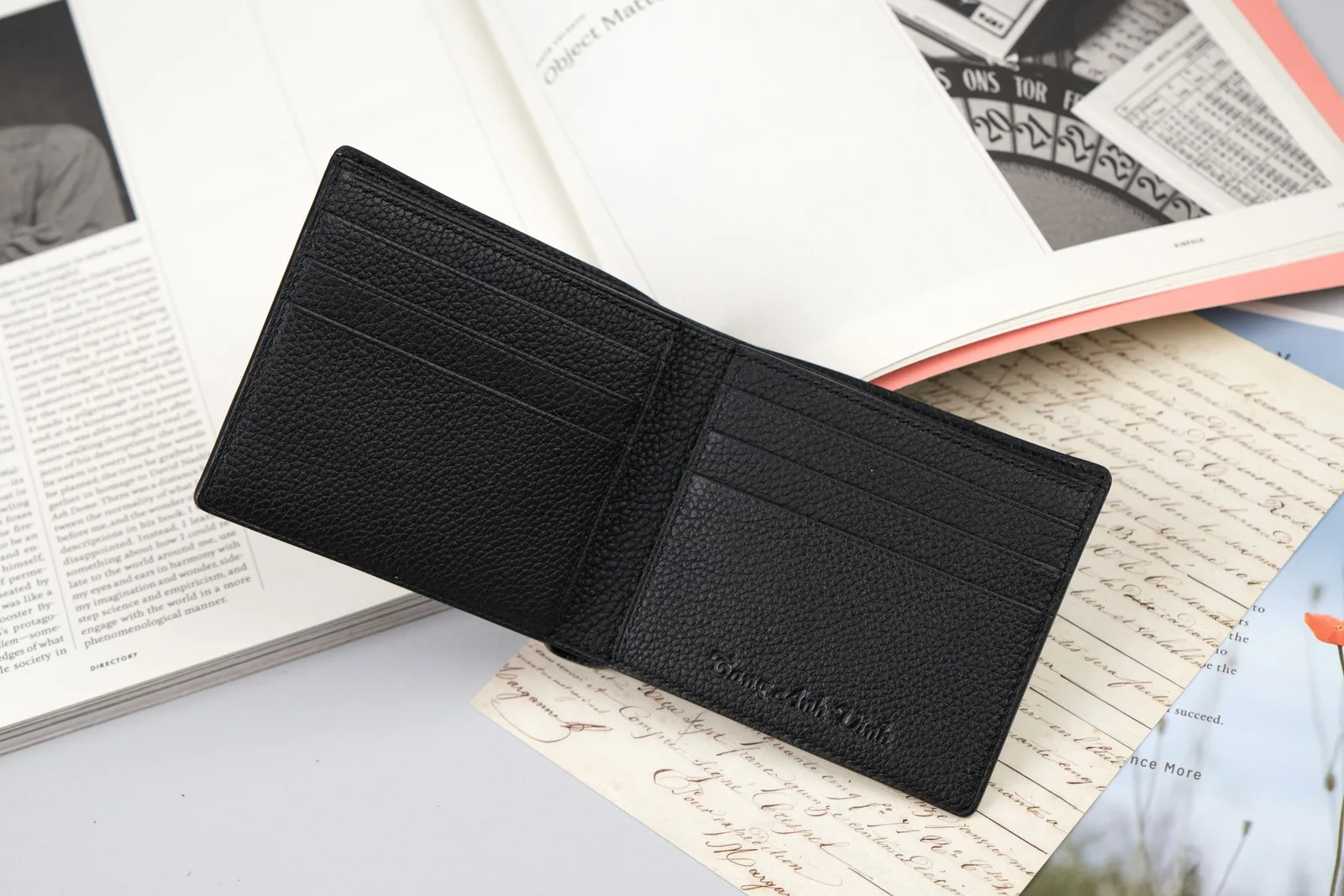 Ảnh Lifestyle Ví nam da Togo dáng ngang gập đôi màu đen - Koi Leather