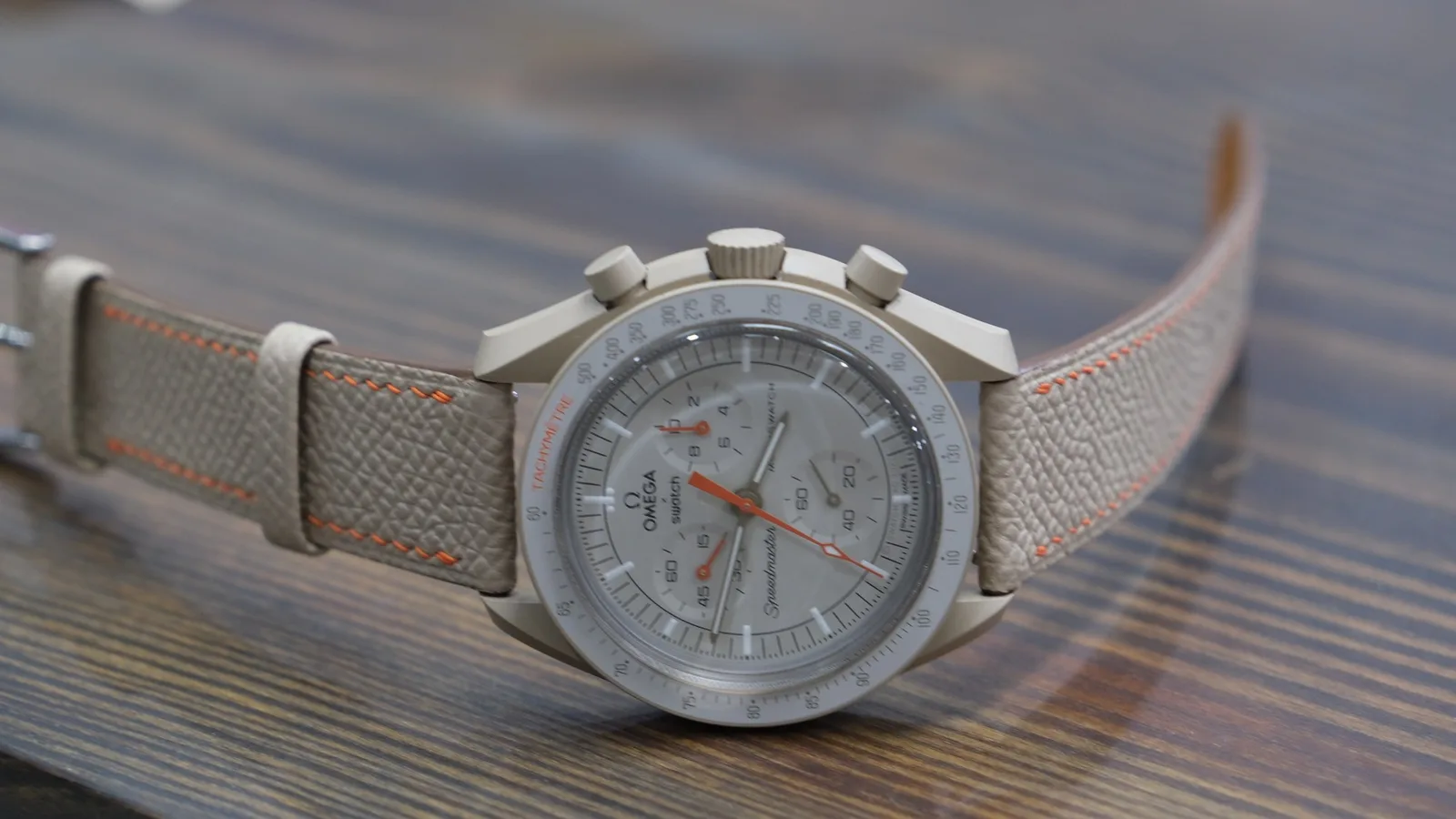 Ảnh Studio Dây đồng hồ da Epsom màu kem chỉ cam cho Omega MoonSwatch - Koi Leather