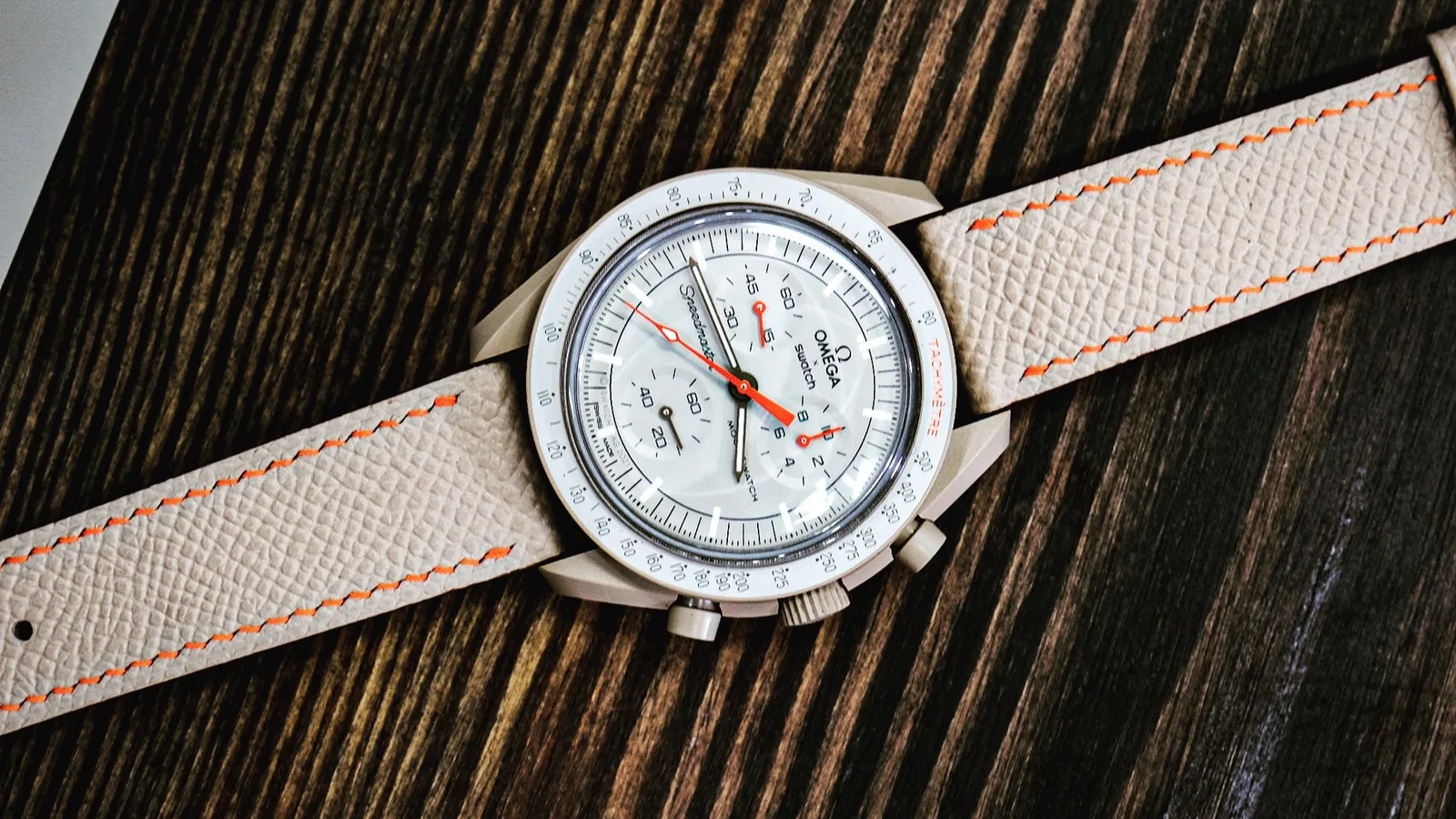 Ảnh Studio Dây đồng hồ da Epsom màu kem chỉ cam cho Omega MoonSwatch - Koi Leather