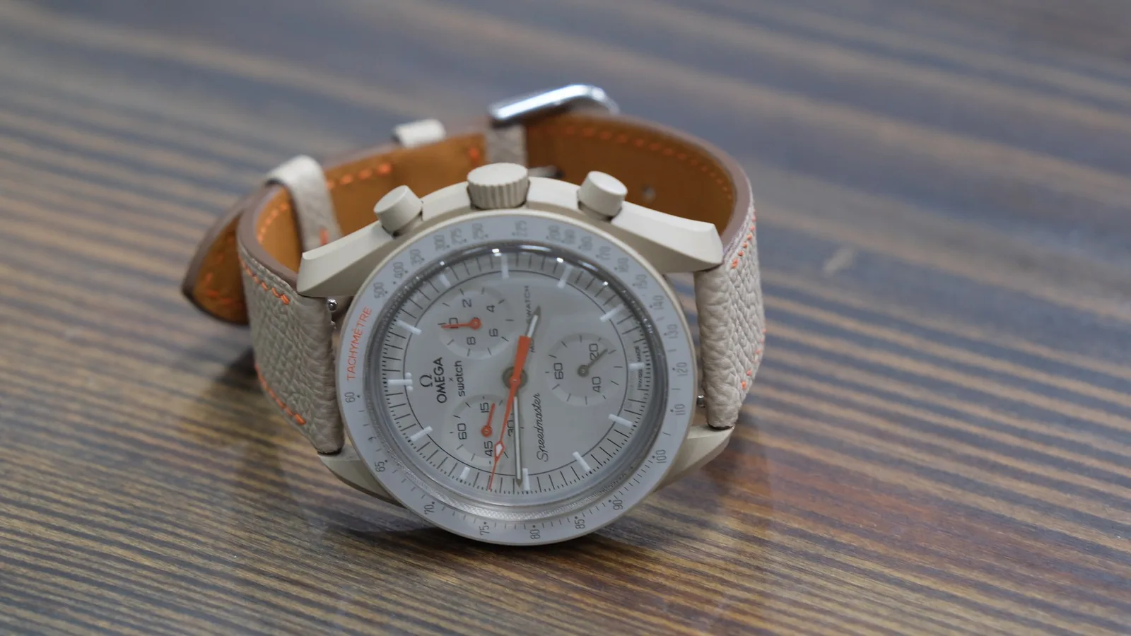 Ảnh Studio Dây đồng hồ da Epsom màu kem chỉ cam cho Omega MoonSwatch - Koi Leather