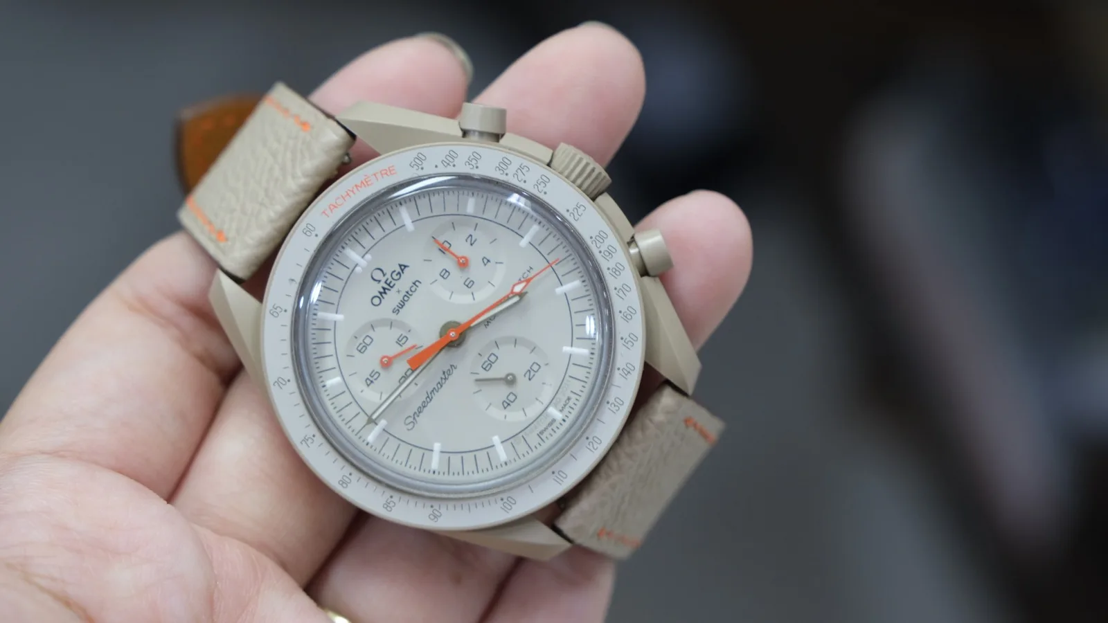 Ảnh Lifestyle Dây đồng hồ da Epsom màu kem chỉ cam cho Omega MoonSwatch - Koi Leather