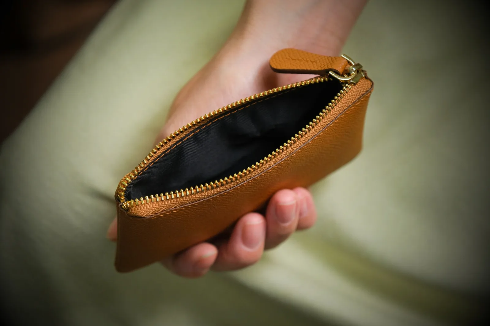 Ảnh Lifestyle Ví zip mini da Epsom màu gold - Koi Leather