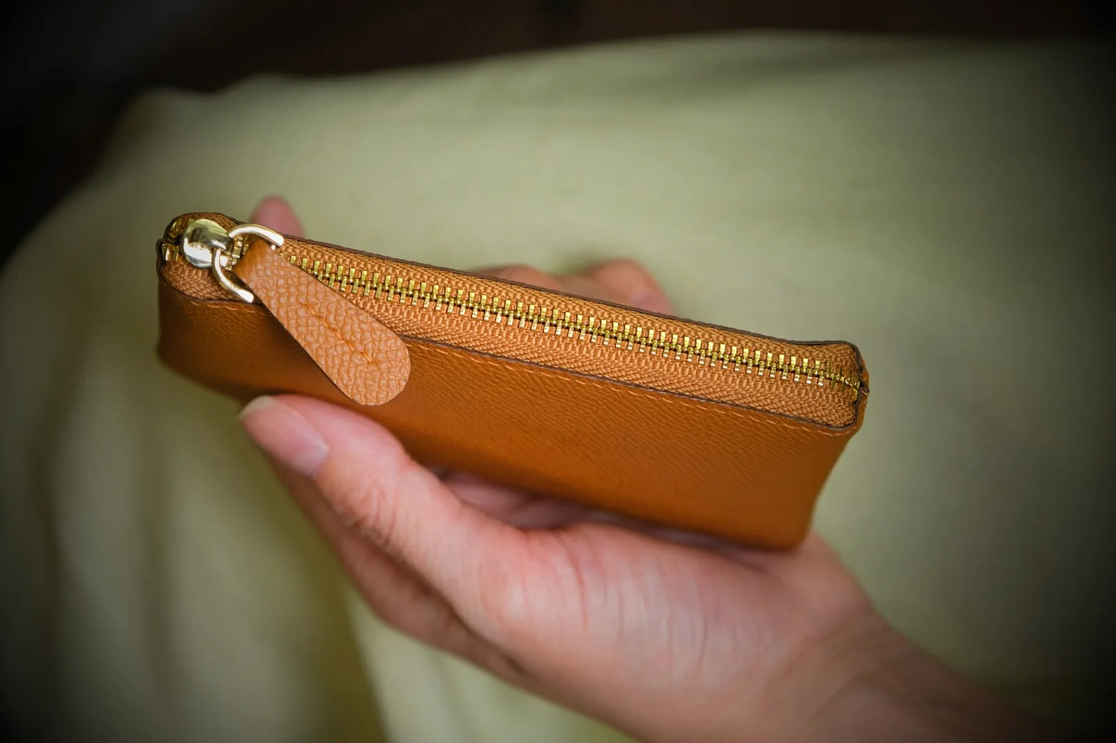 Ảnh Lifestyle Ví zip mini da Epsom màu gold - Koi Leather