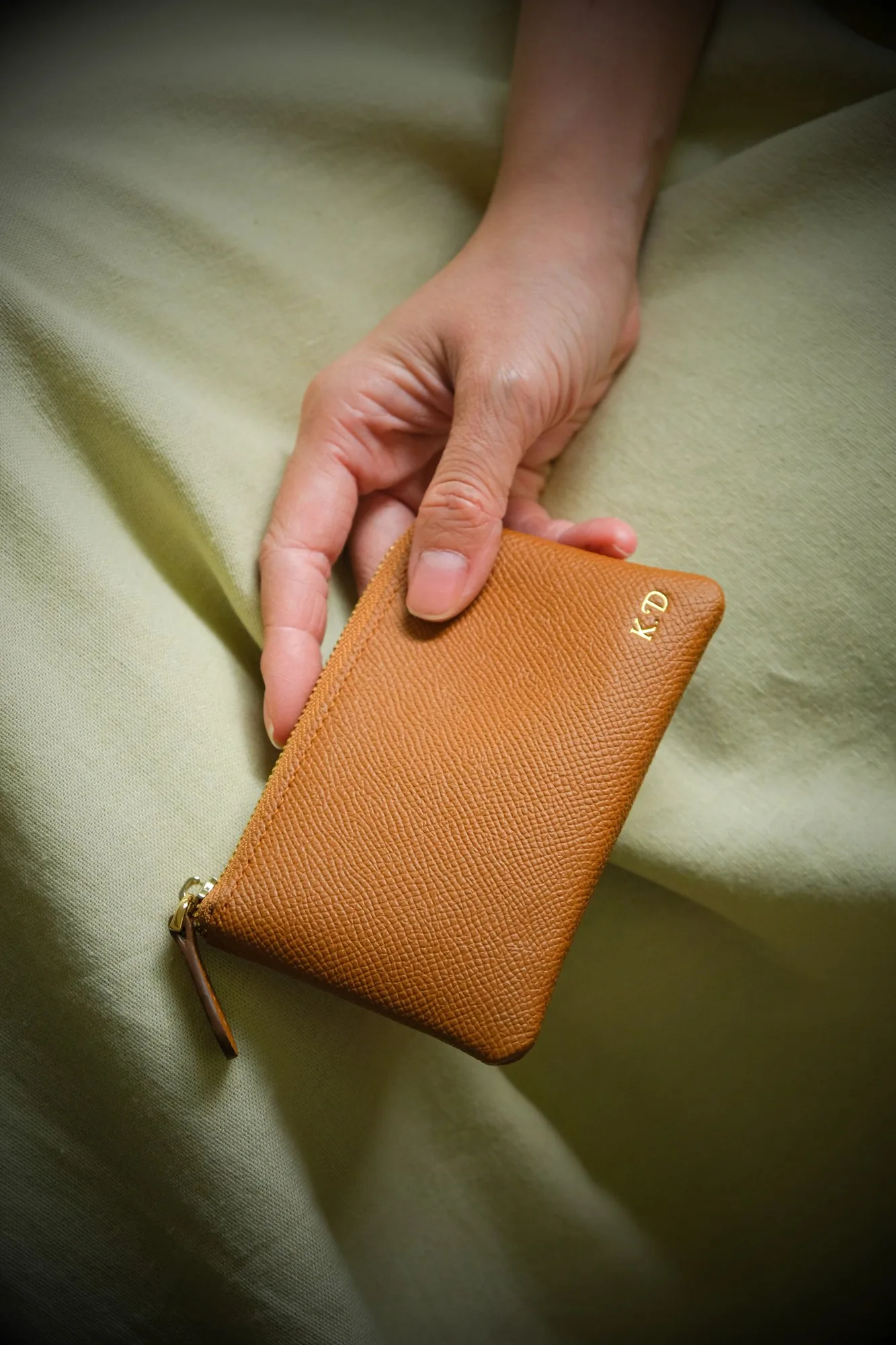 Ảnh Lifestyle Ví zip mini da Epsom màu gold - Koi Leather