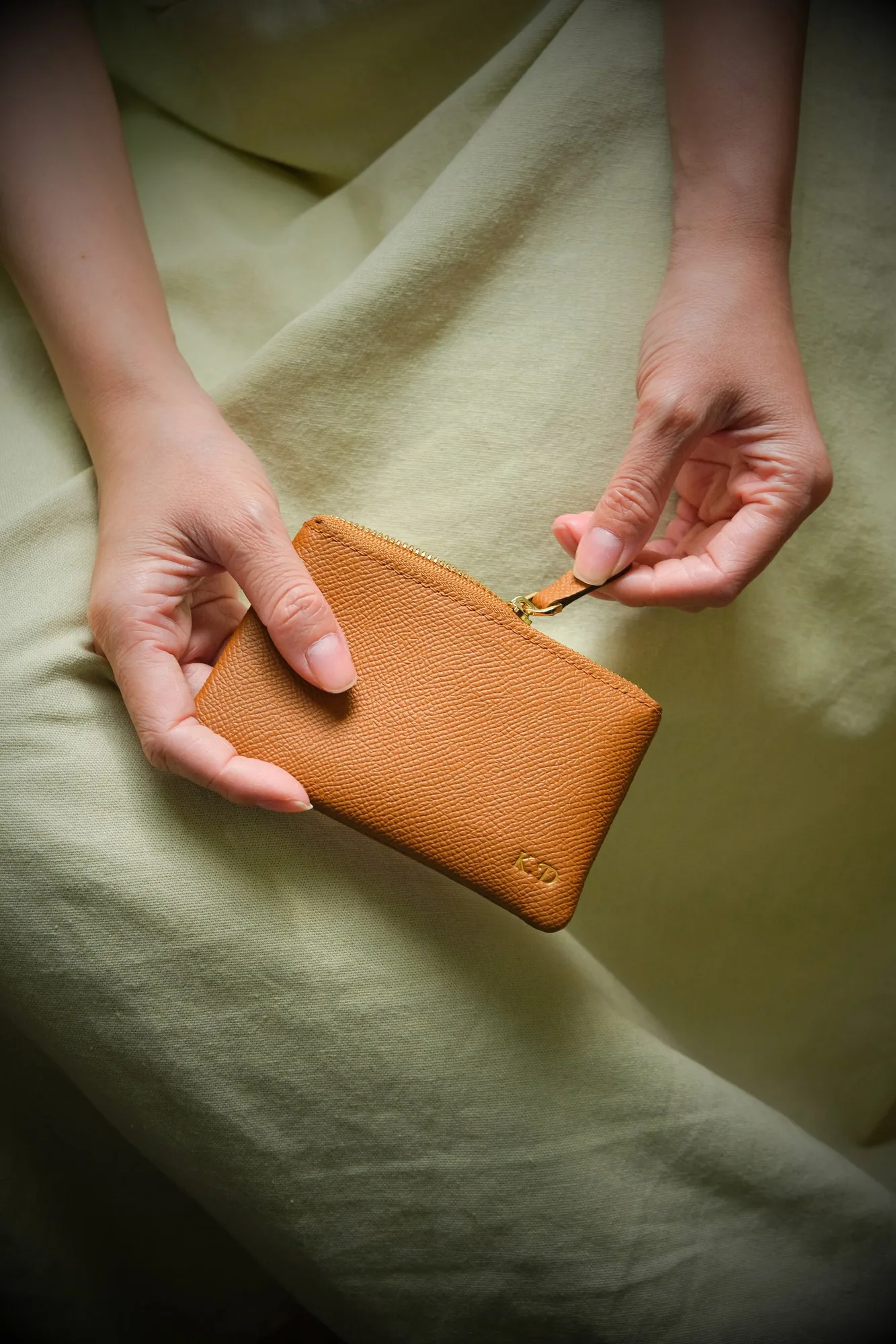 Ảnh Lifestyle Ví zip mini da Epsom màu gold - Koi Leather