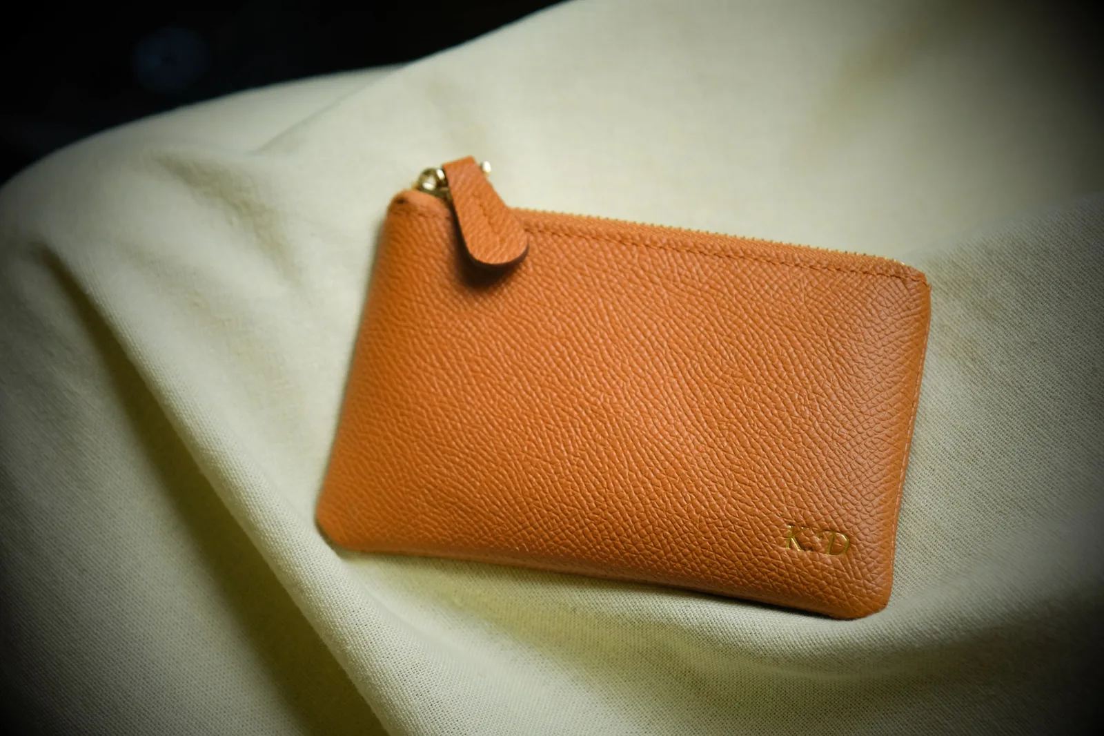 Ảnh Studio Ví zip mini da Epsom màu gold - Koi Leather