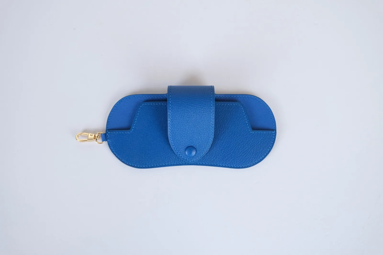 Ảnh Studio Bao da đựng kính mắt màu xanh dương có móc treo - Koi Leather