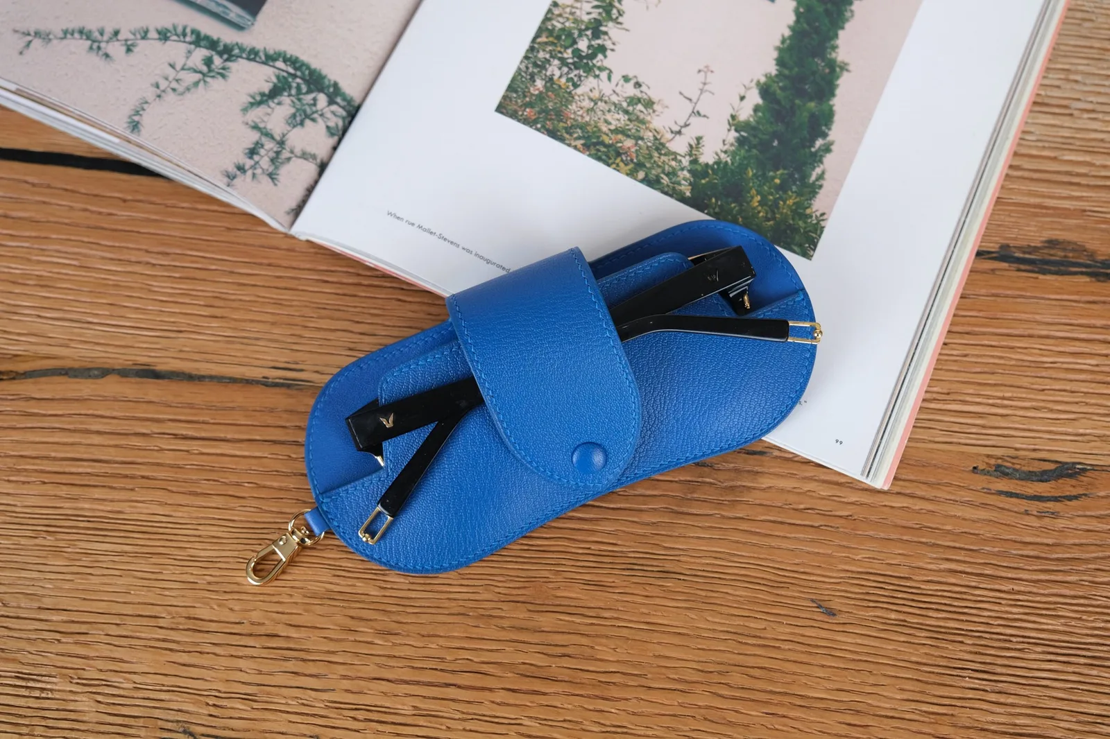 Ảnh Lifestyle Bao da đựng kính mắt màu xanh dương có móc treo - Koi Leather