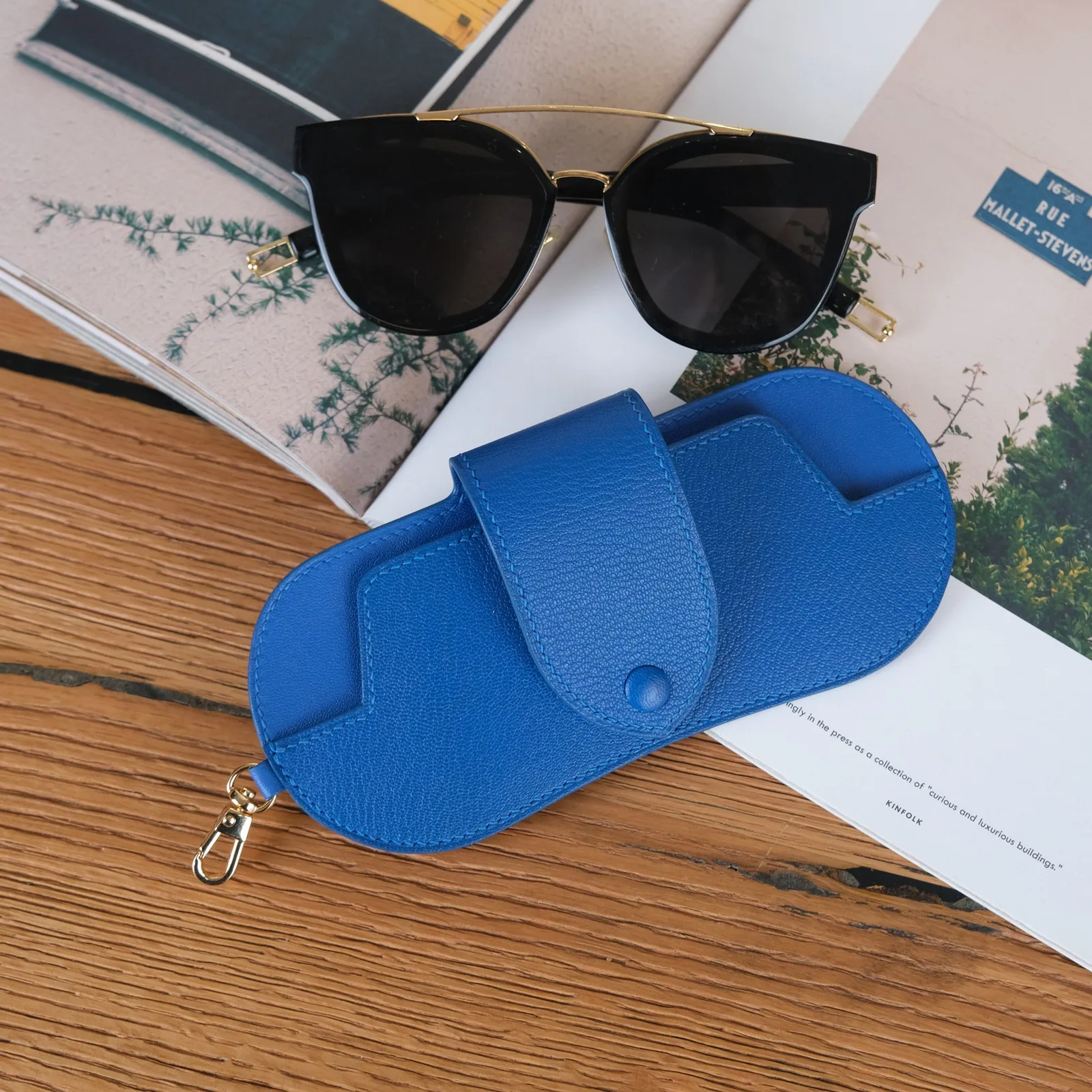 Ảnh Lifestyle Bao da đựng kính mắt màu xanh dương có móc treo - Koi Leather