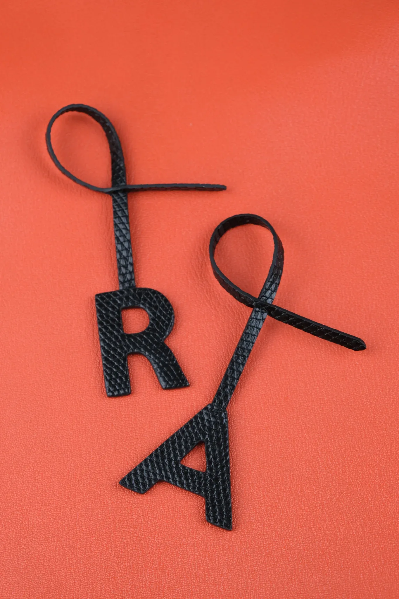 Ảnh Studio Charm chữ R A đeo túi - Koi Leather