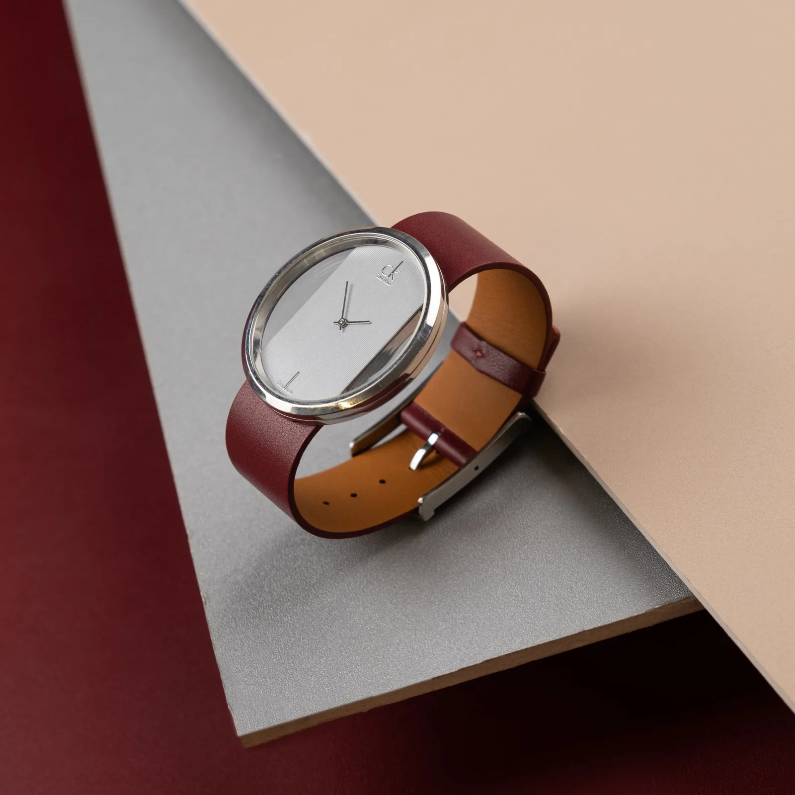 Ảnh Lifestyle Dây đồng hồ Calvin Klein da trơn màu đỏ đô không may viền - Koi Leather