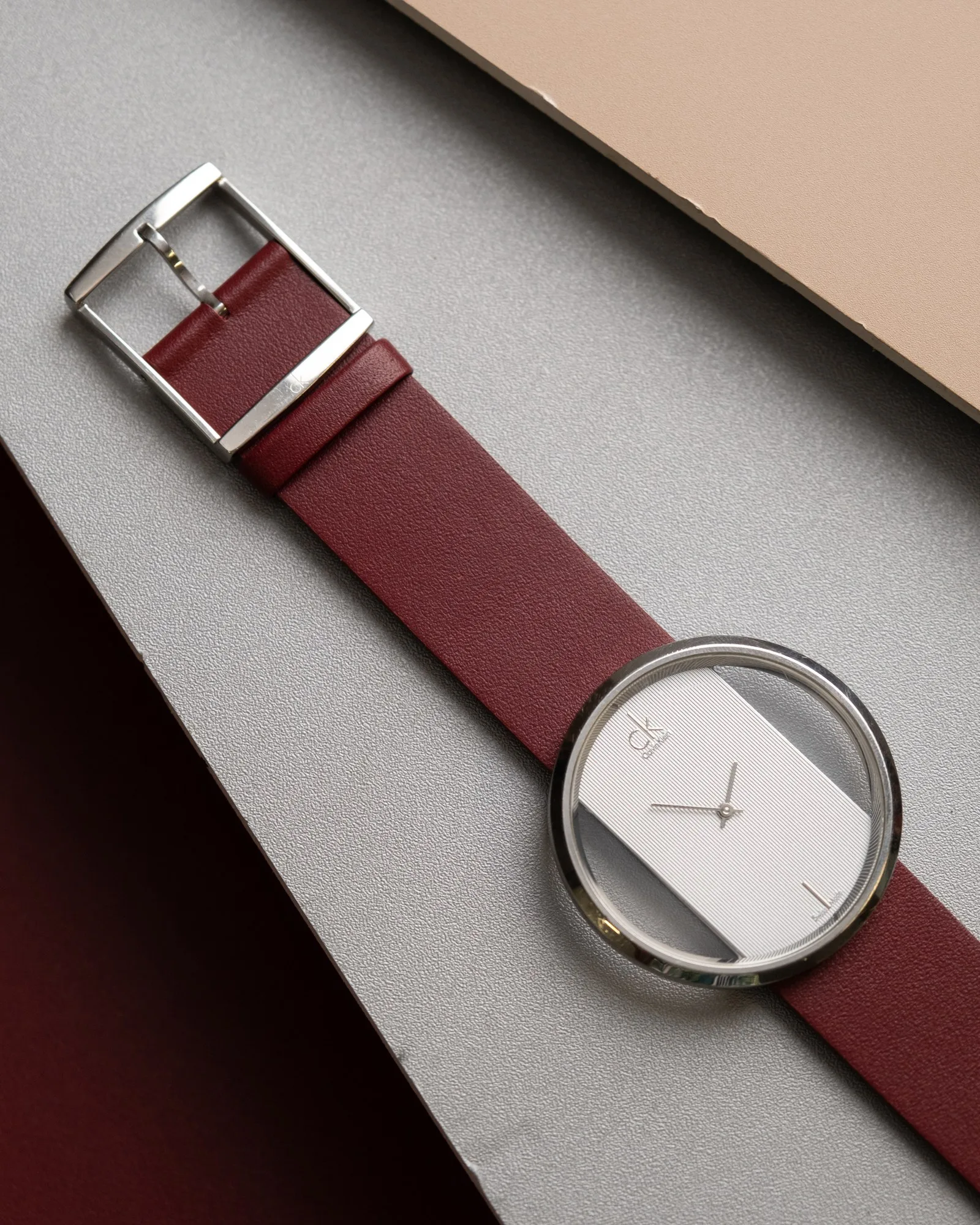 Ảnh Lifestyle Dây đồng hồ Calvin Klein da trơn màu đỏ đô không may viền - Koi Leather
