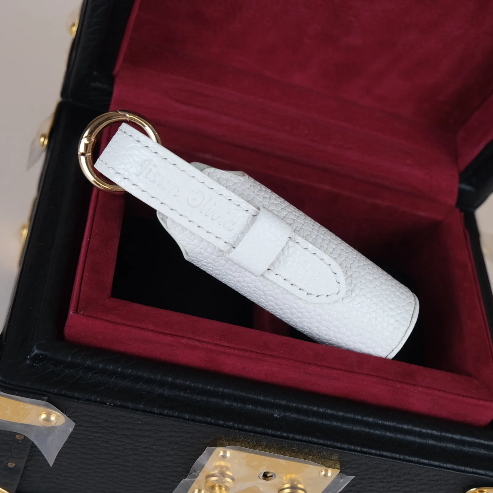 Ảnh Lifestyle Bọc bình giữ nhiệt mini da vân hạt màu trắng có móc treo - Koi Leather