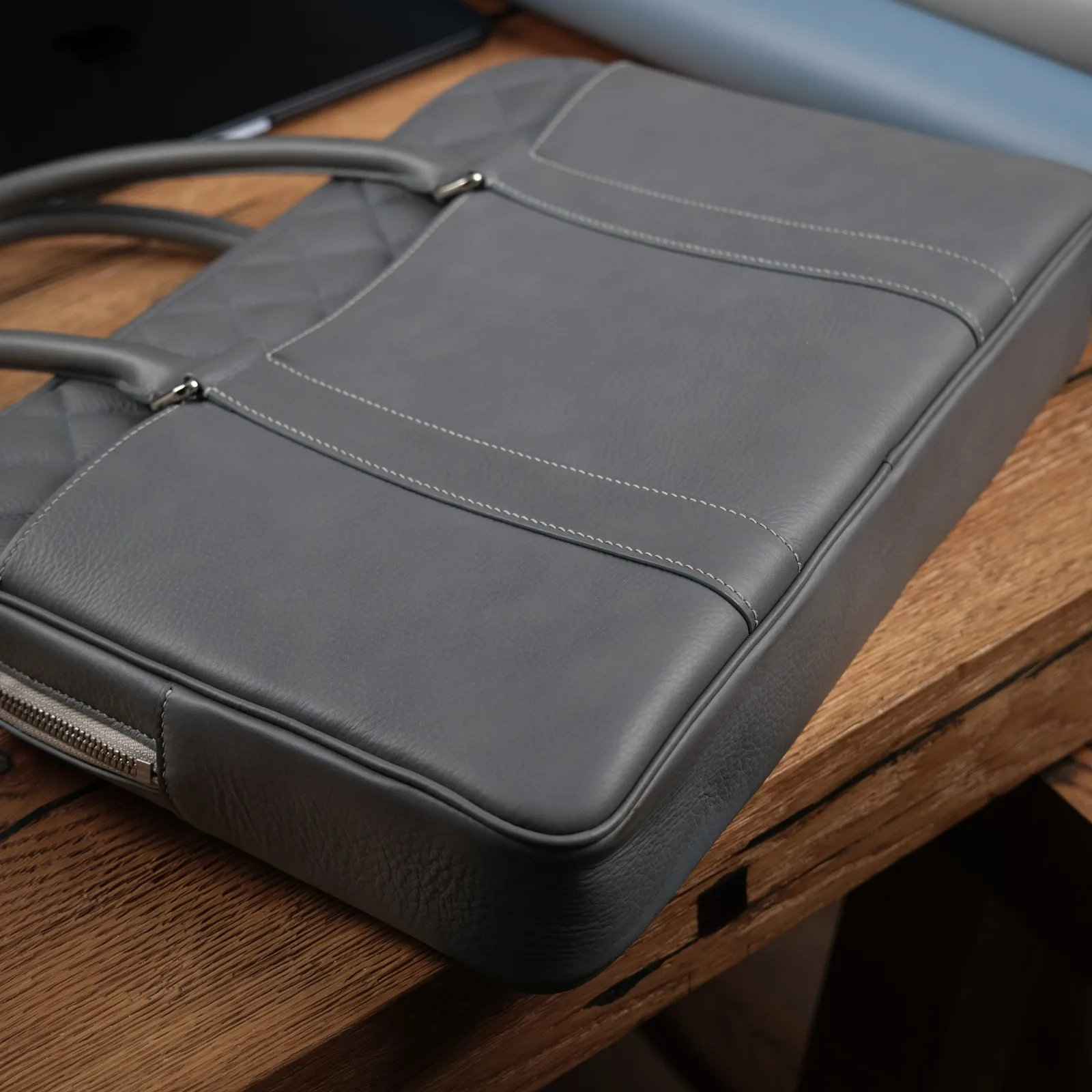 Ảnh Studio Túi xách da công sở đựng laptop màu xám phối chần trám - Koi Leather