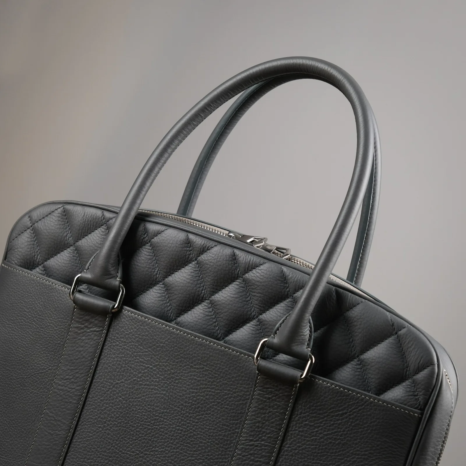 Ảnh Studio Túi xách da công sở đựng laptop màu xám phối chần trám - Koi Leather