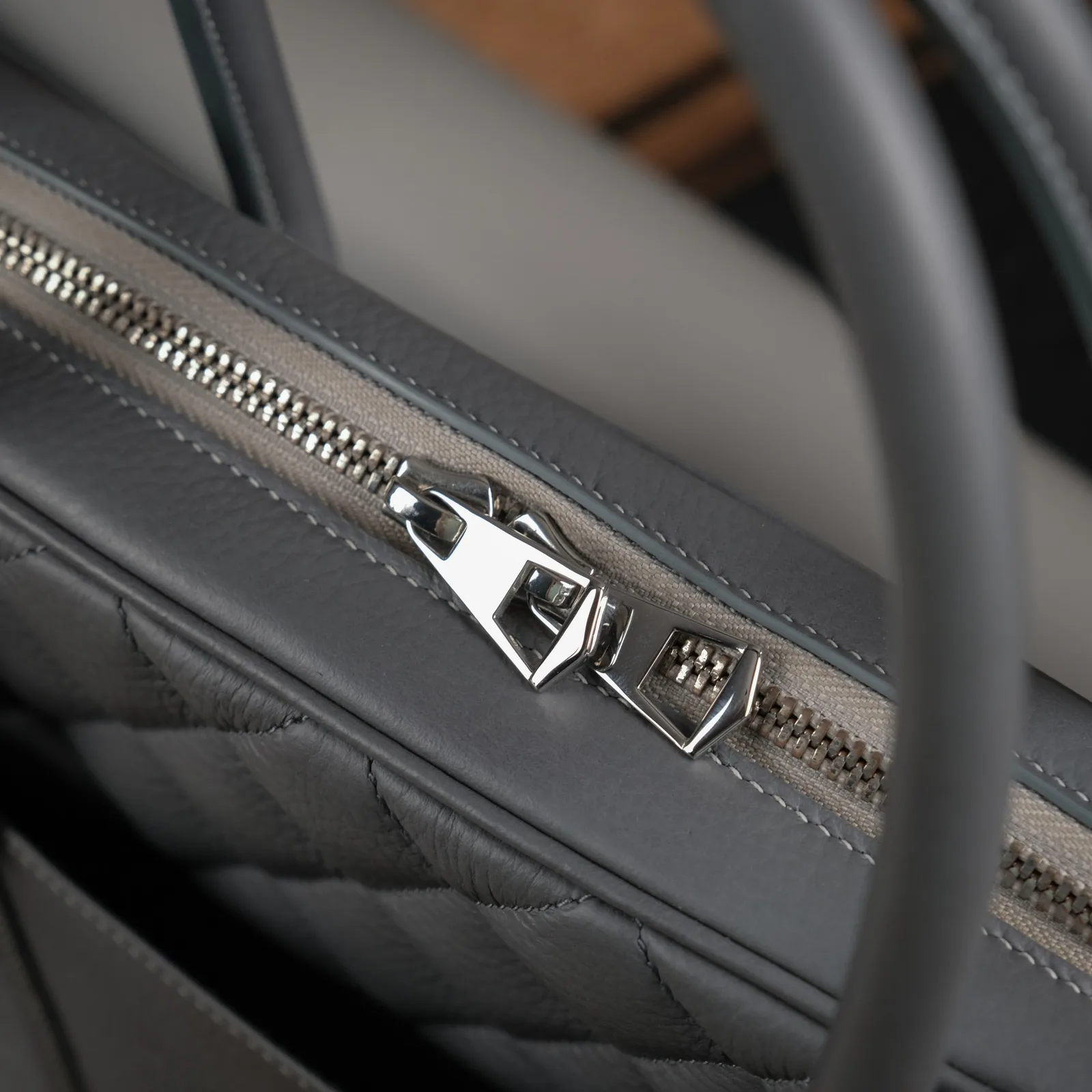 Ảnh Studio Túi xách da công sở đựng laptop màu xám phối chần trám - Koi Leather