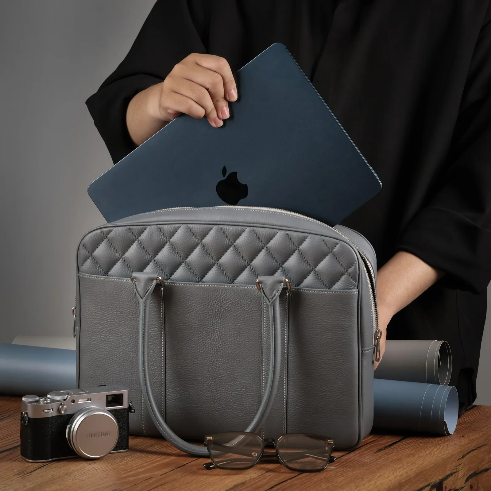 Ảnh Lifestyle Túi xách da công sở đựng laptop màu xám phối chần trám - Koi Leather