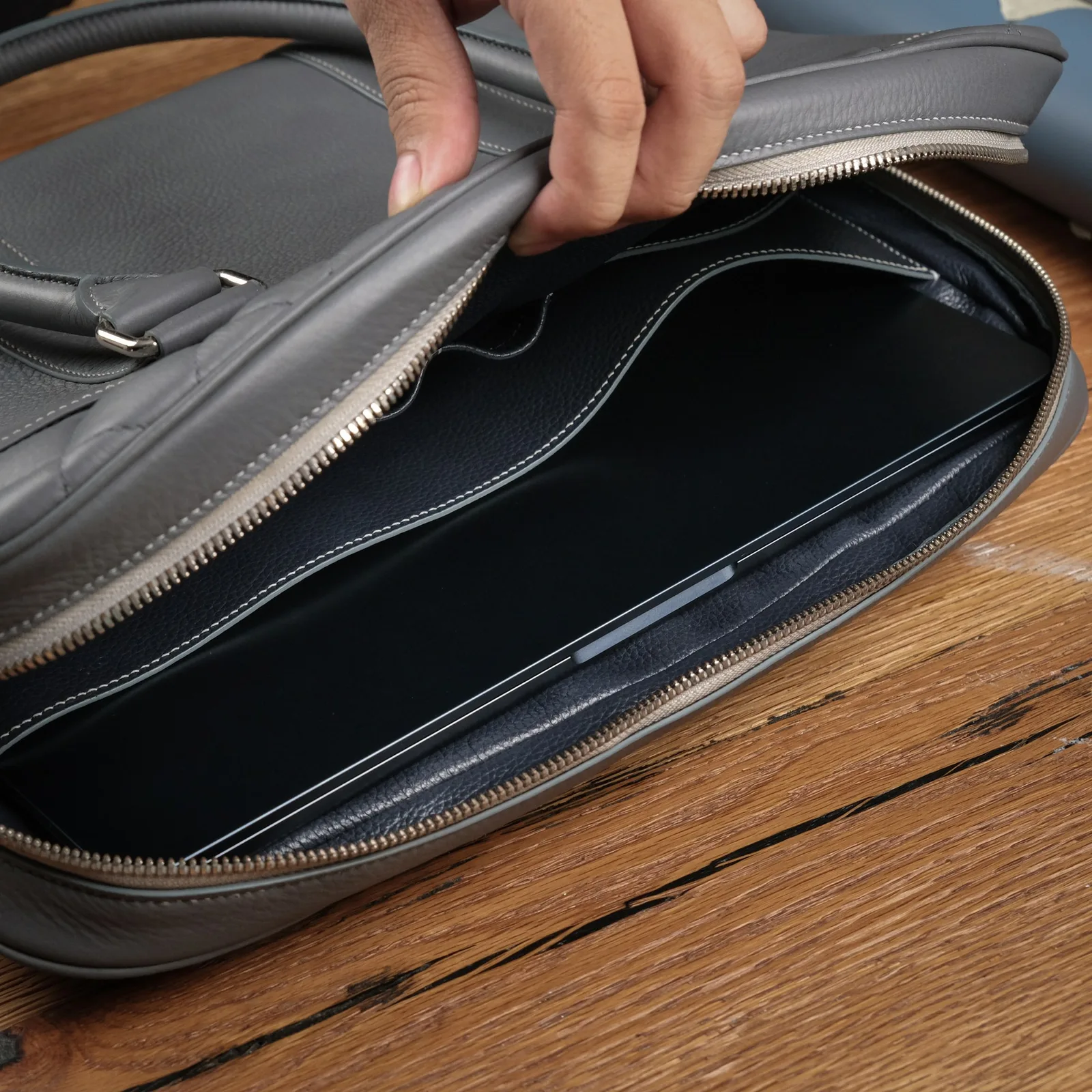Ảnh Lifestyle Túi xách da công sở đựng laptop màu xám phối chần trám - Koi Leather