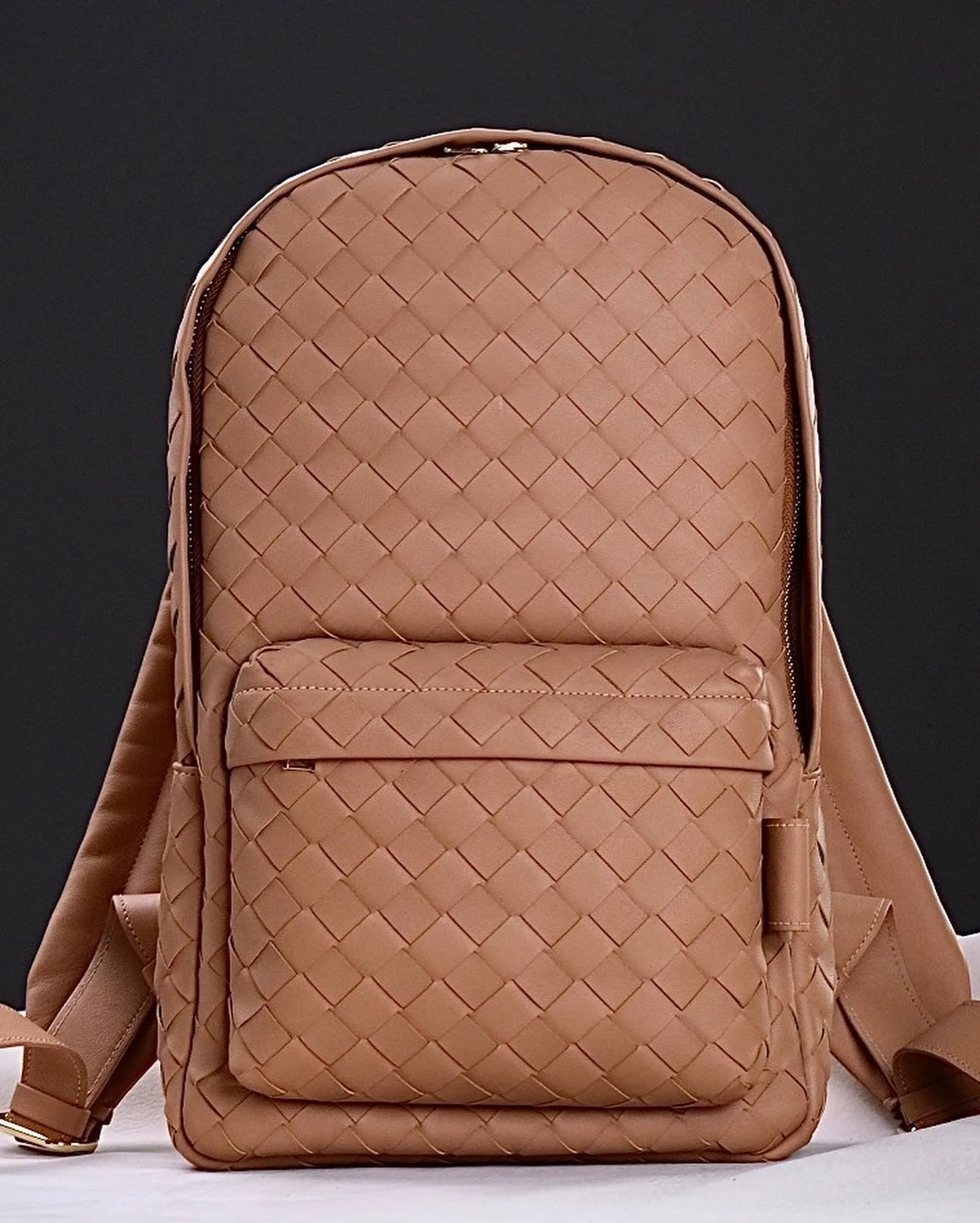Ảnh Studio Balo da bò đan thủ công màu vàng bò - Koi Leather