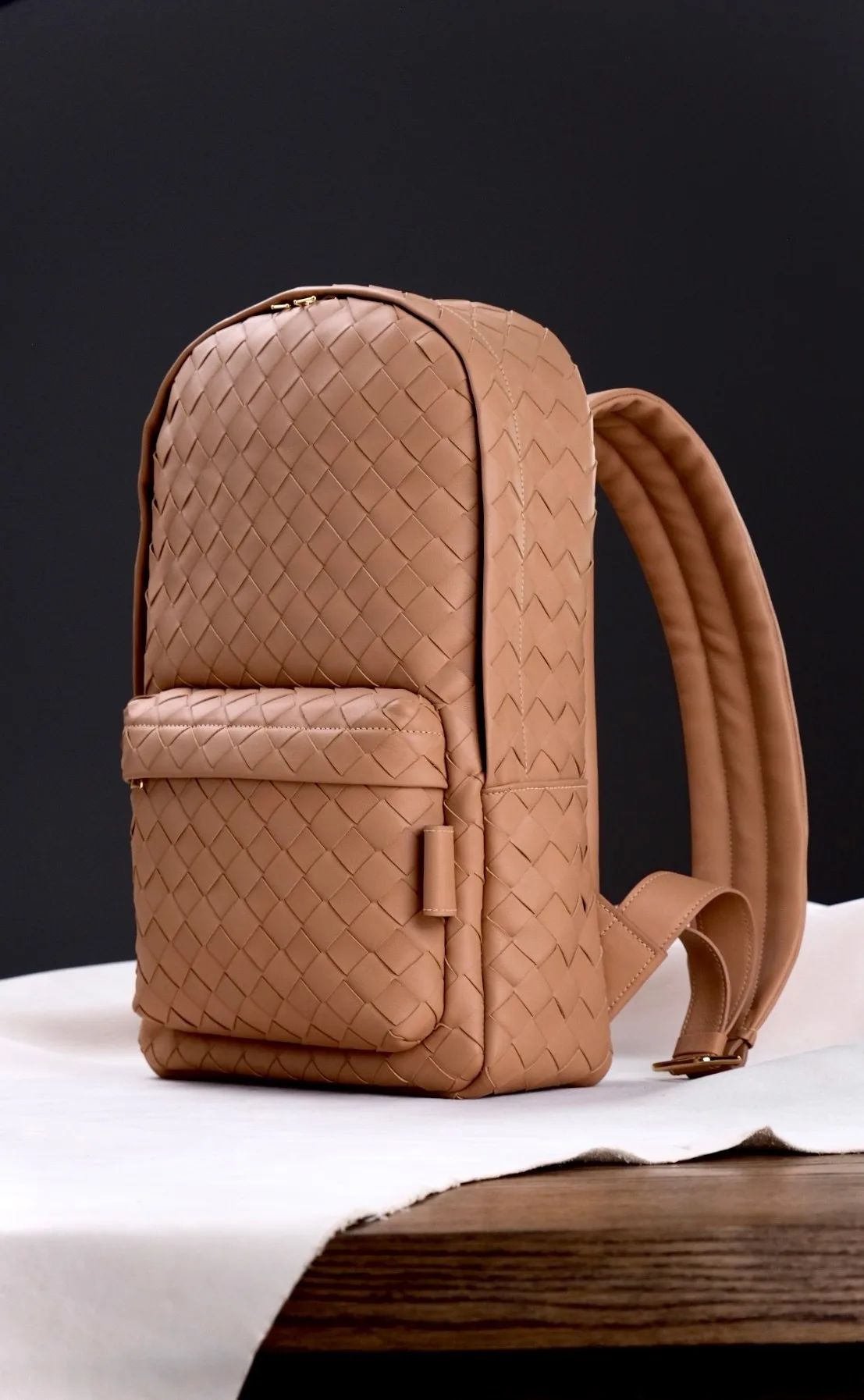 Ảnh Studio Balo da bò đan thủ công màu vàng bò - Koi Leather