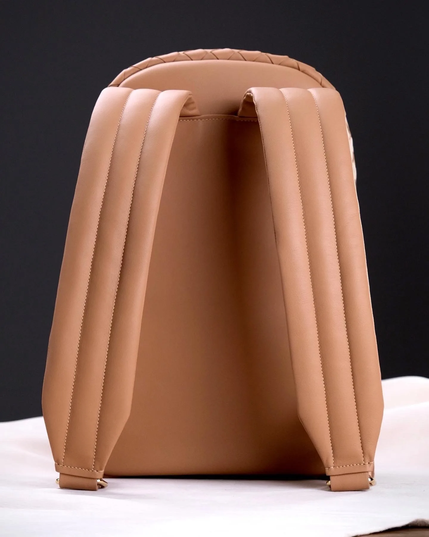 Ảnh Studio Balo da bò đan thủ công màu vàng bò - Koi Leather