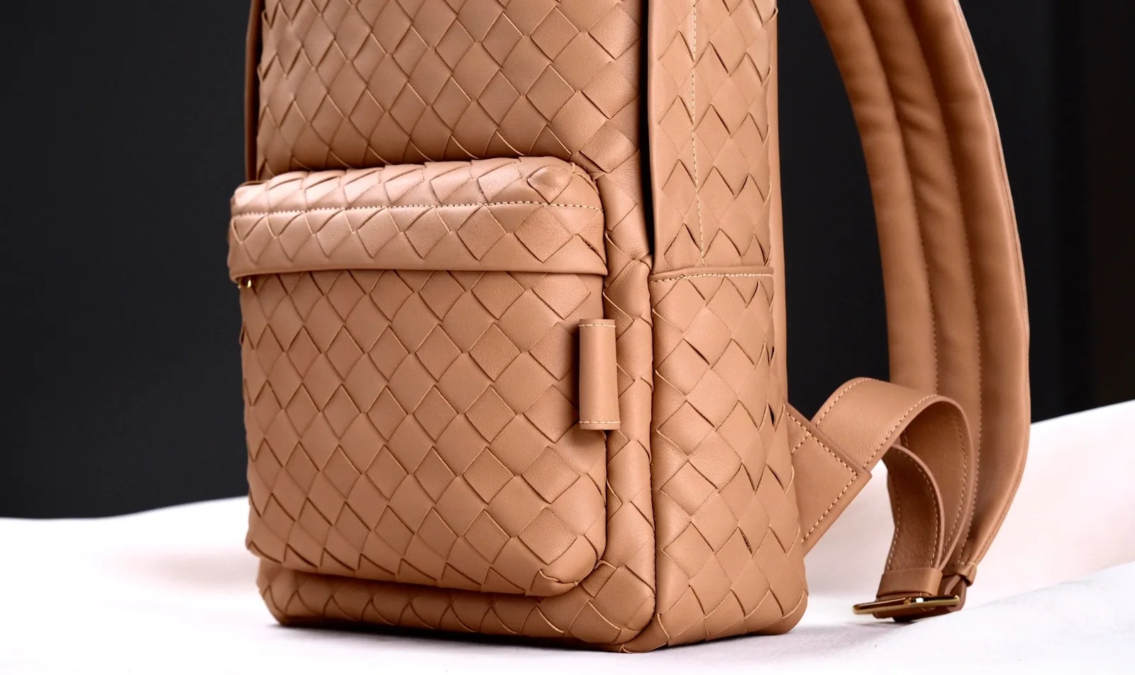 Ảnh Studio Balo da bò đan thủ công màu vàng bò - Koi Leather