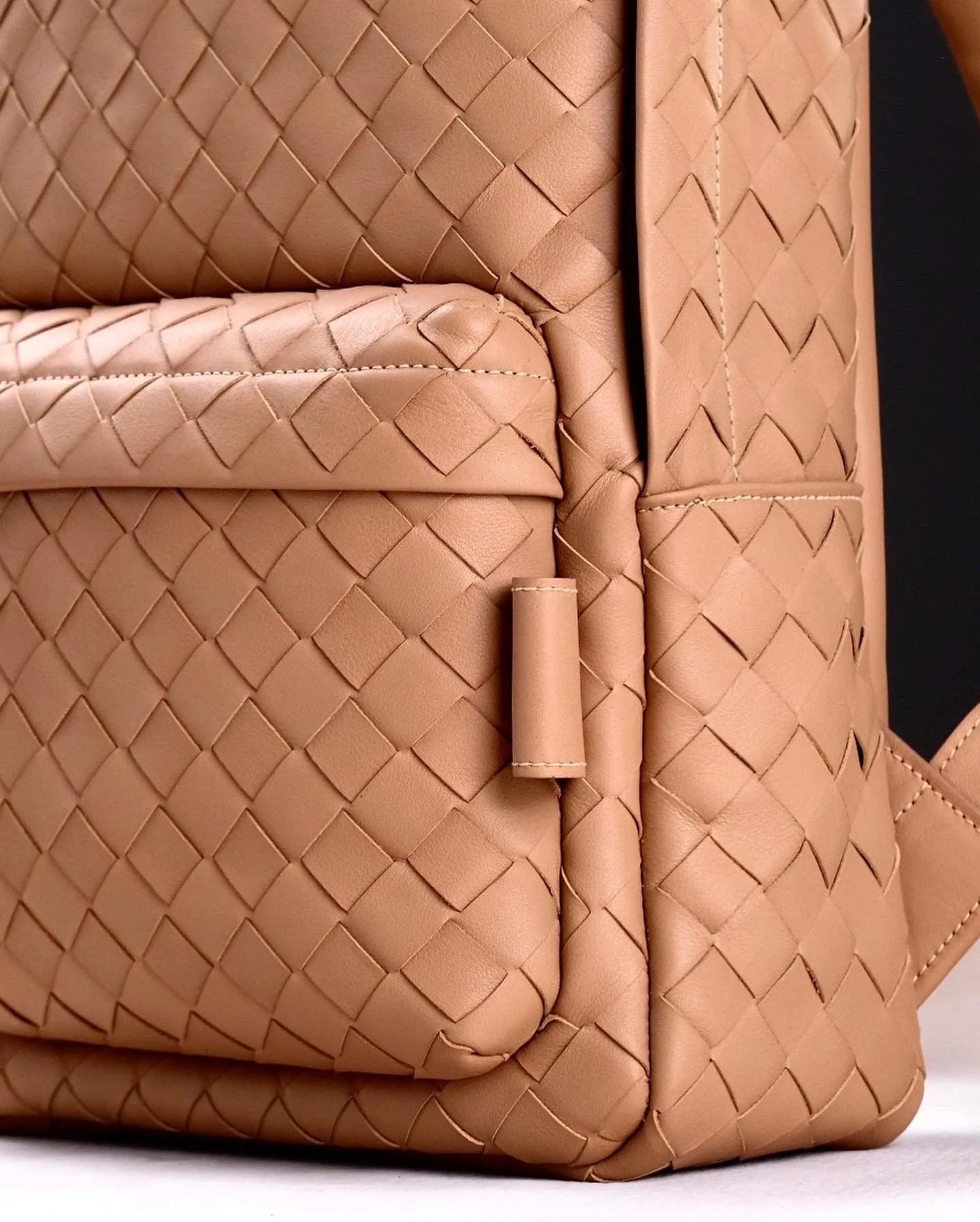 Ảnh Studio Balo da bò đan thủ công màu vàng bò - Koi Leather