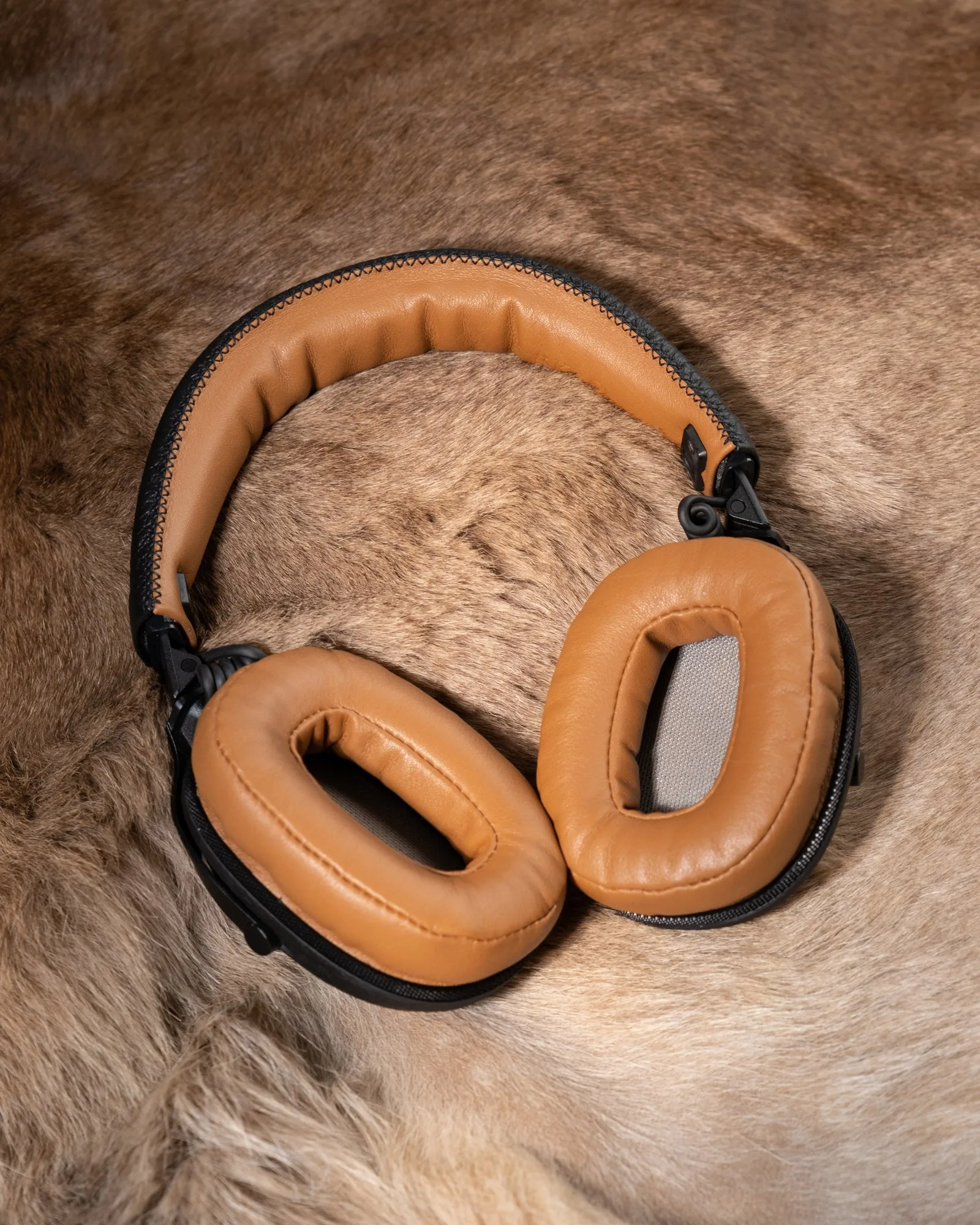Ảnh Studio Bọc da tai nghe chụp tai màu vàng bò phối đen - Koi Leather