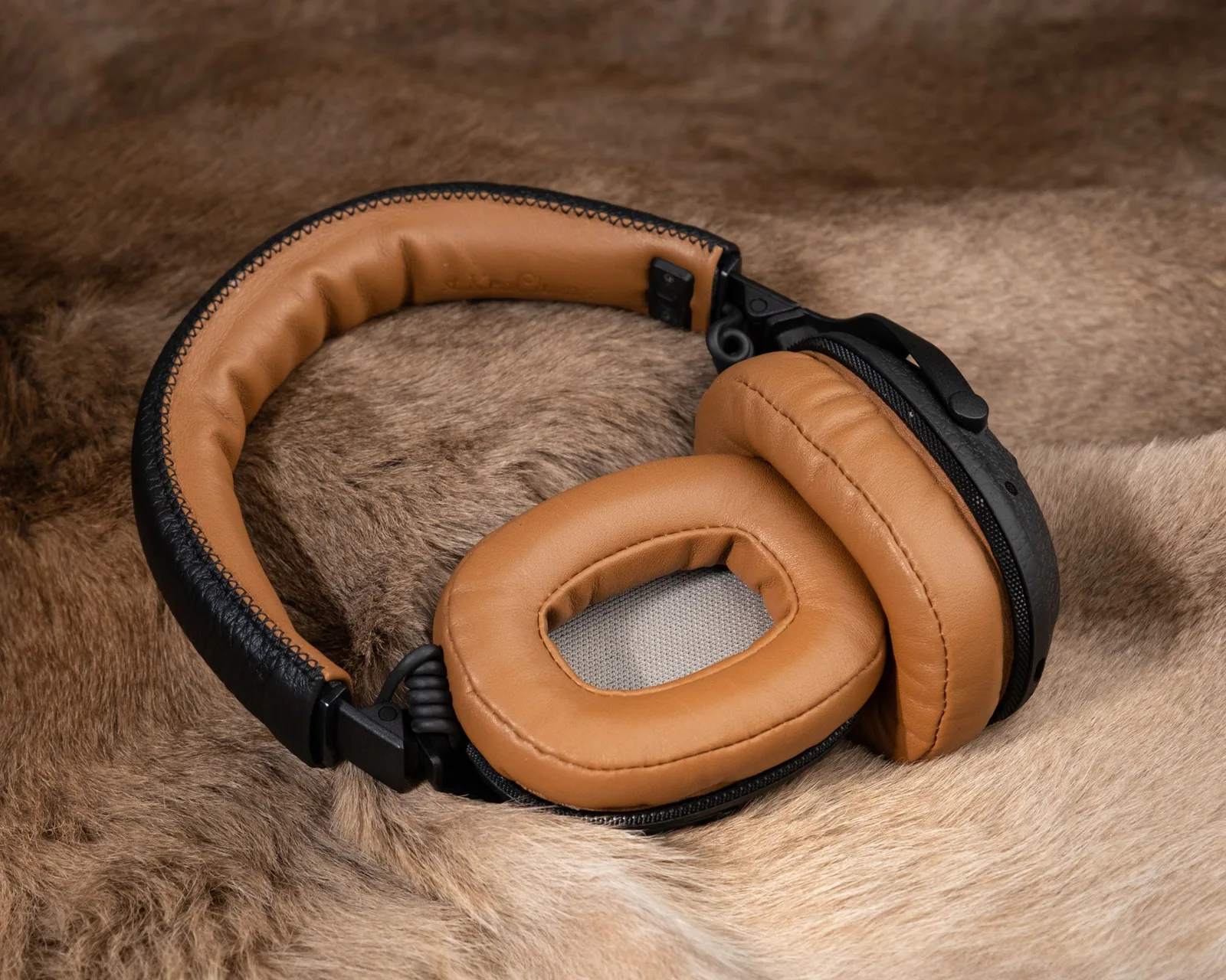 Ảnh Studio Bọc da tai nghe chụp tai màu vàng bò phối đen - Koi Leather