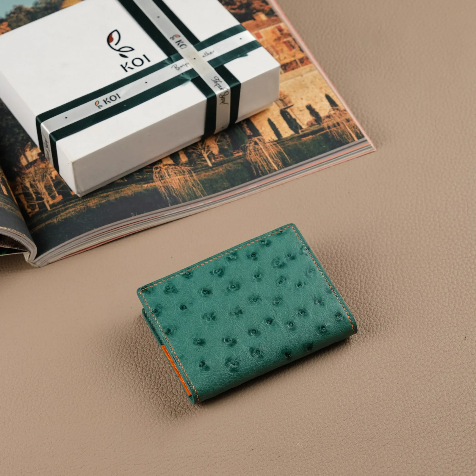 Ảnh Studio Ví đựng thẻ gập đôi da đà điểu phối cá sấu xanh lá và cam - Koi Leather