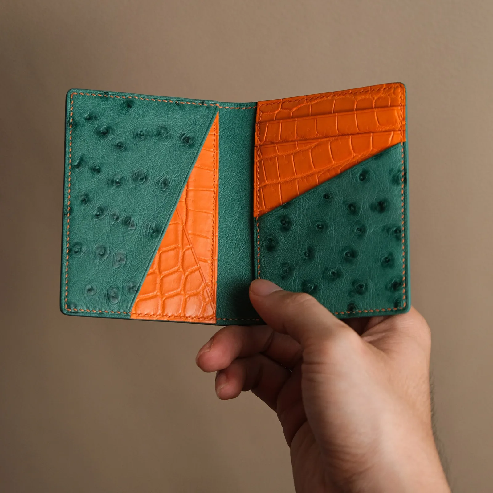 Ảnh Lifestyle Ví đựng thẻ gập đôi da đà điểu phối cá sấu xanh lá và cam - Koi Leather