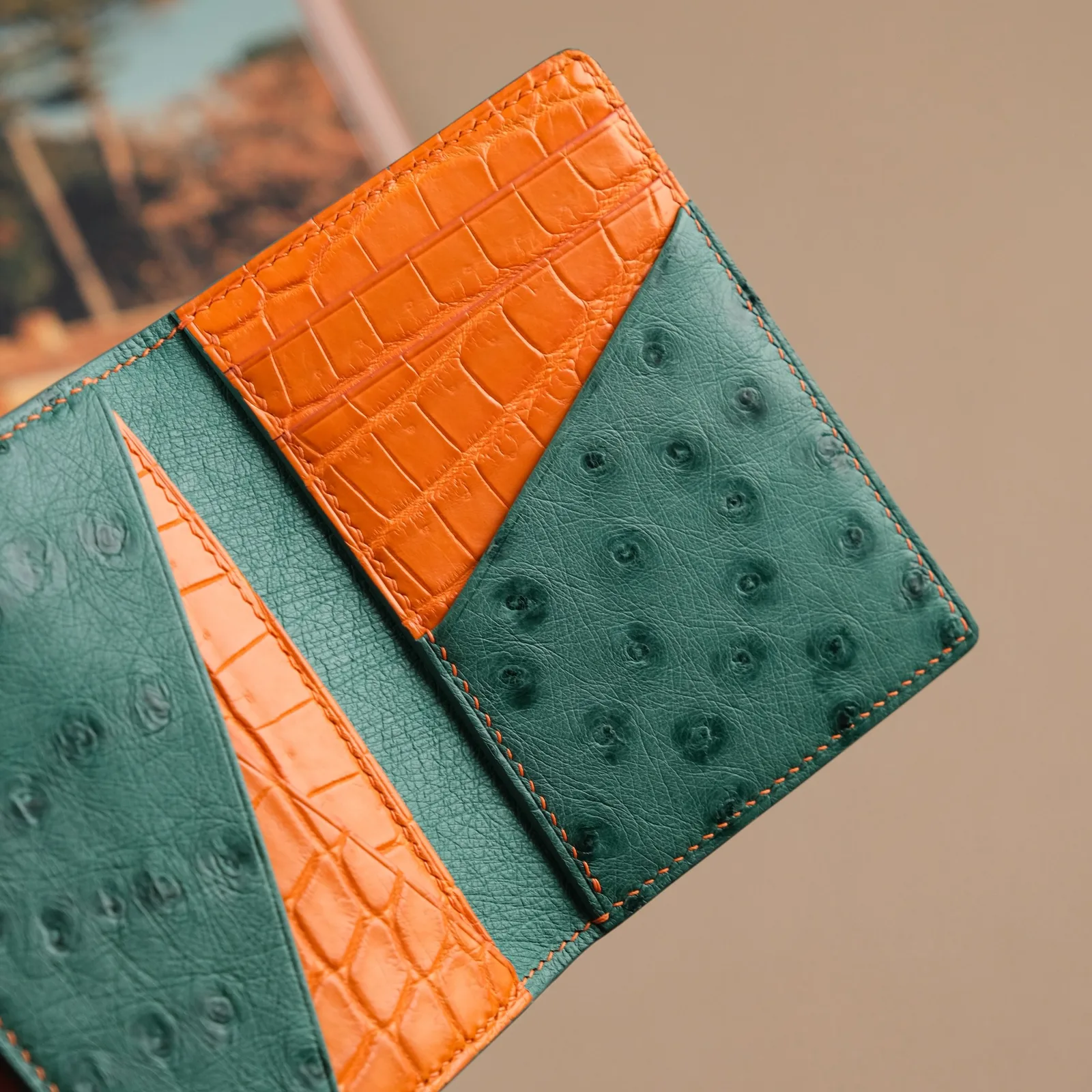 Ảnh Studio Ví đựng thẻ gập đôi da đà điểu phối cá sấu xanh lá và cam - Koi Leather