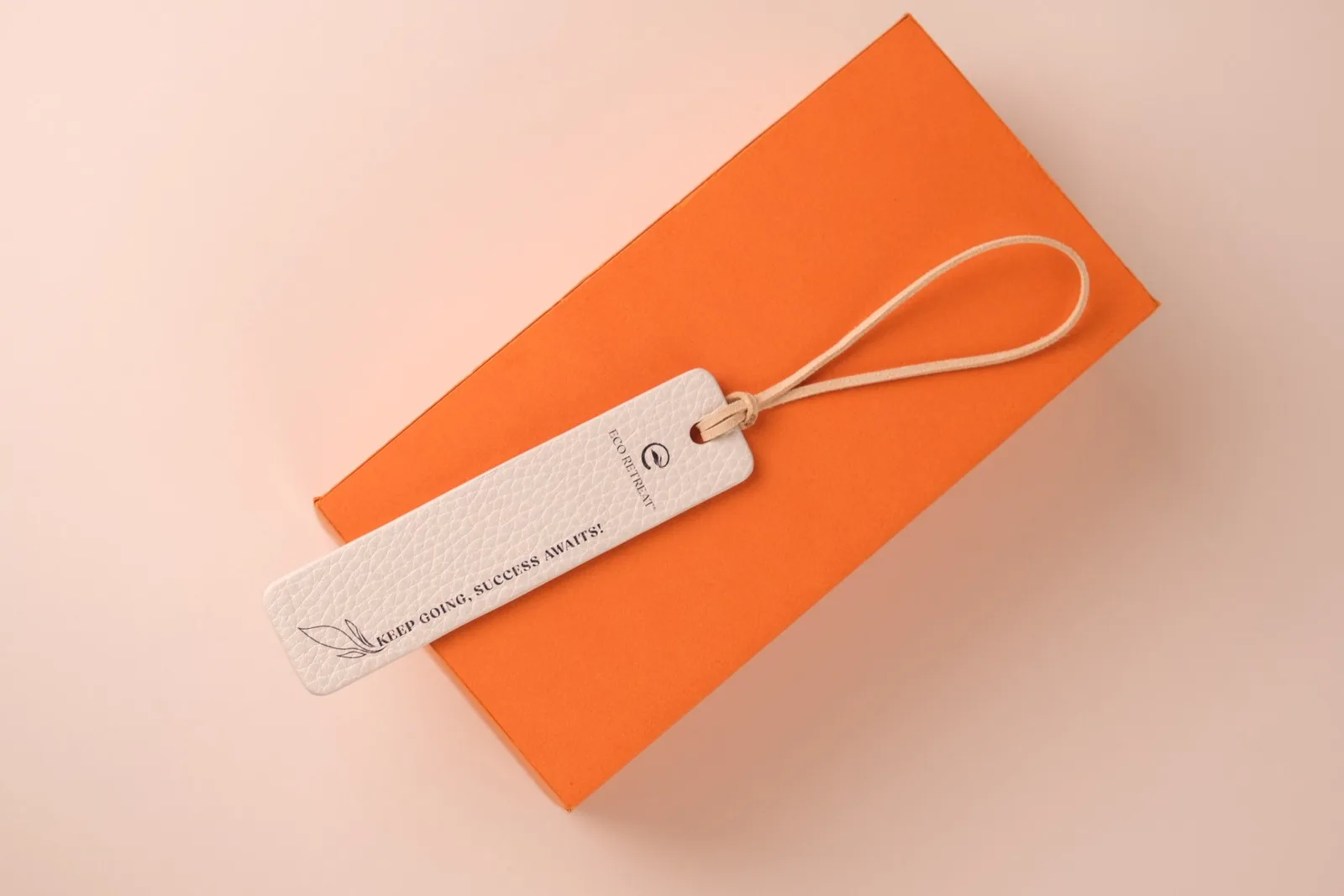 Ảnh Studio Thẻ kẹp sách bookmark bằng da hạt dập logo theo yêu cầu - Koi Leather