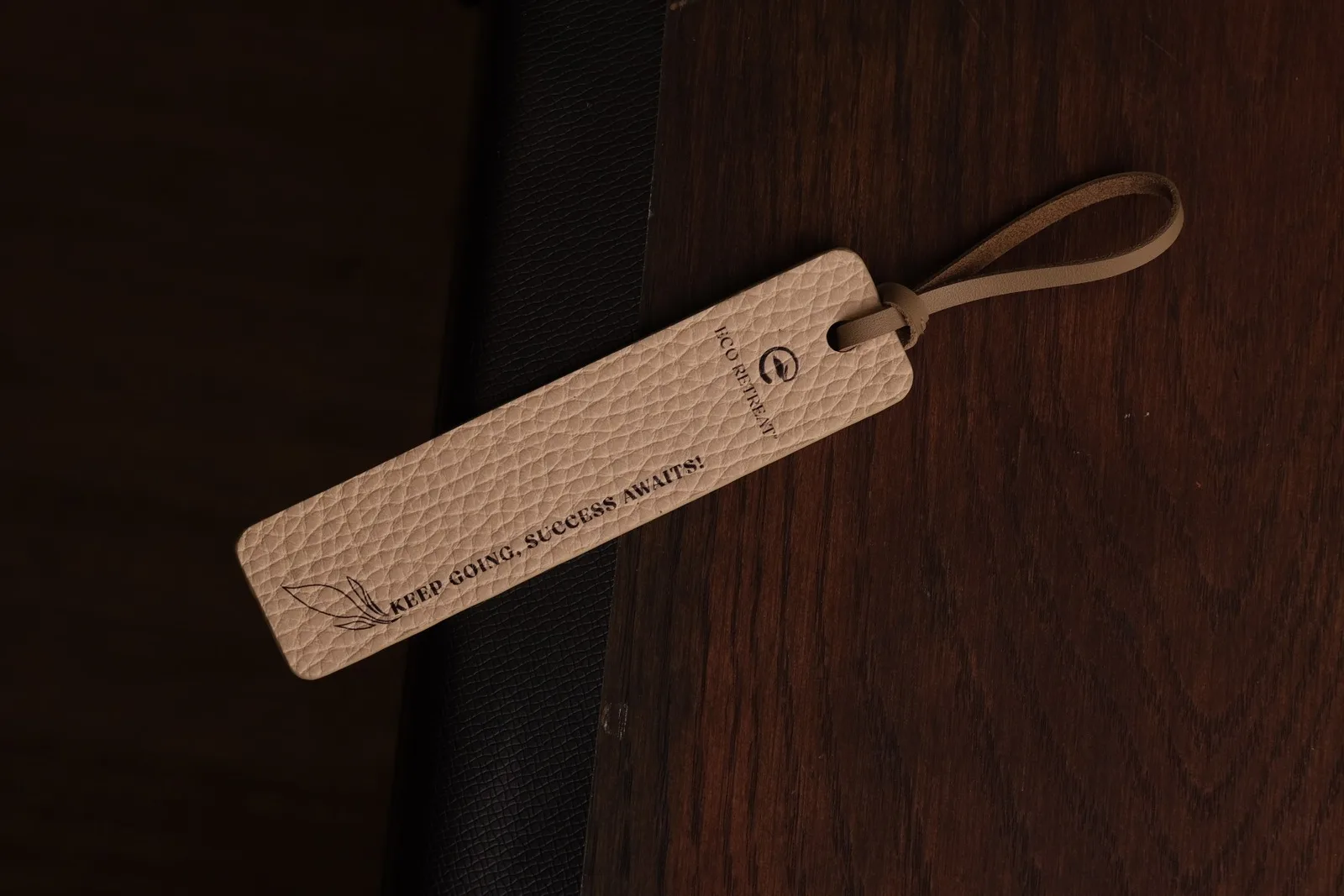 Ảnh Studio Thẻ kẹp sách bookmark bằng da hạt dập logo theo yêu cầu - Koi Leather