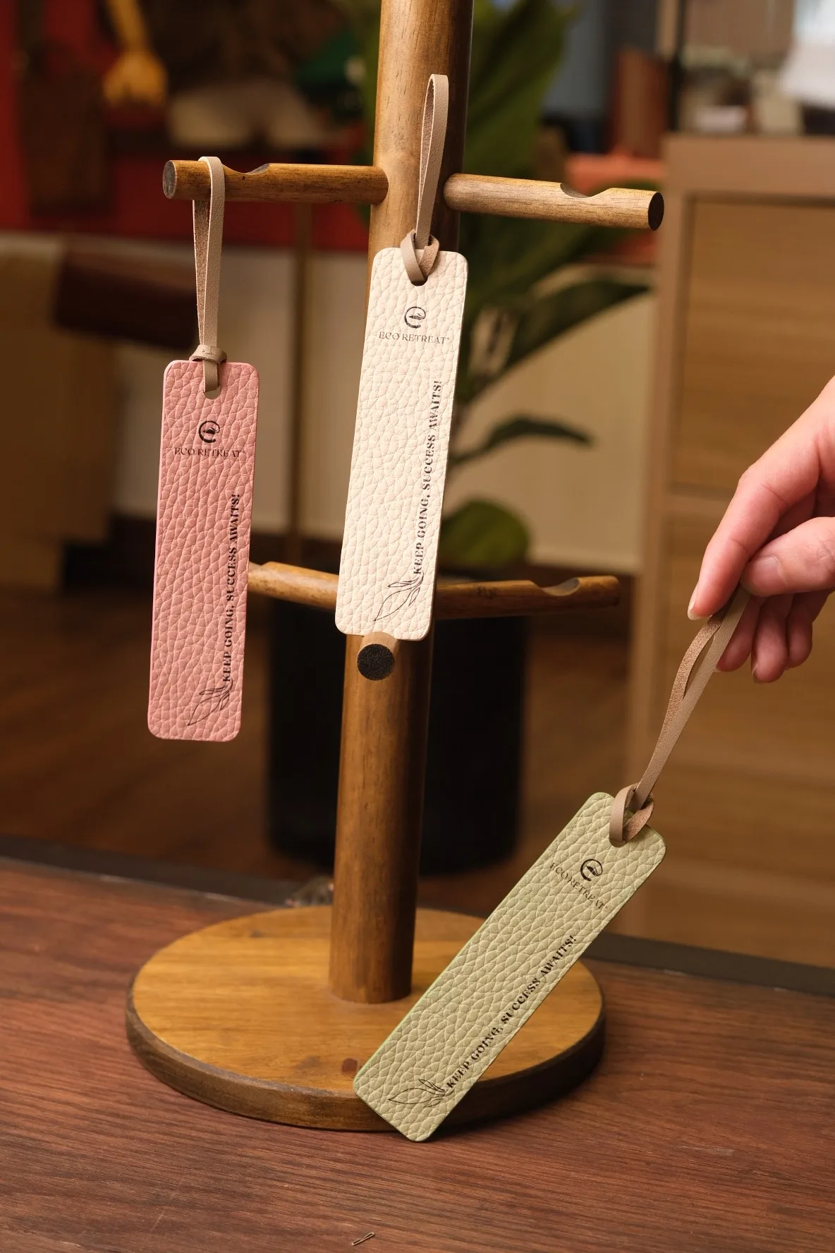 Ảnh Lifestyle Thẻ kẹp sách bookmark bằng da hạt dập logo theo yêu cầu - Koi Leather
