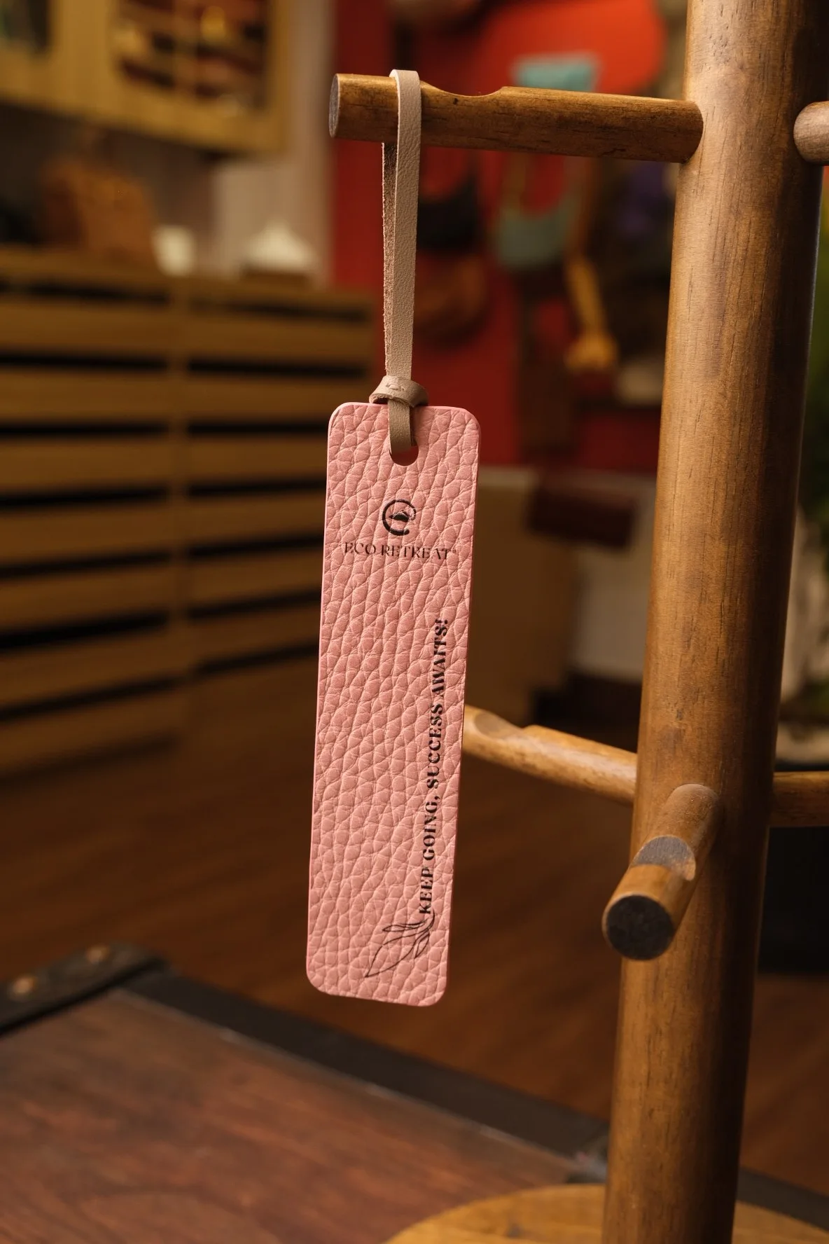 Ảnh Studio Thẻ kẹp sách bookmark bằng da hạt dập logo theo yêu cầu - Koi Leather