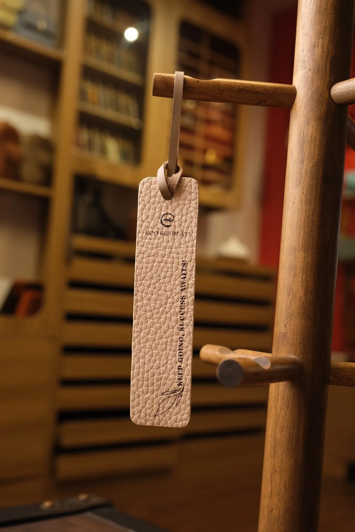Ảnh Studio Thẻ kẹp sách bookmark bằng da hạt dập logo theo yêu cầu - Koi Leather