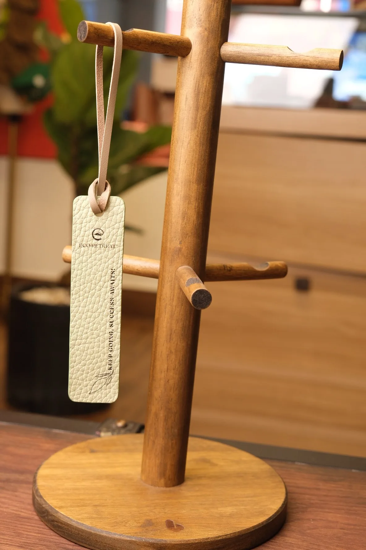 Ảnh Studio Thẻ kẹp sách bookmark bằng da hạt dập logo theo yêu cầu - Koi Leather