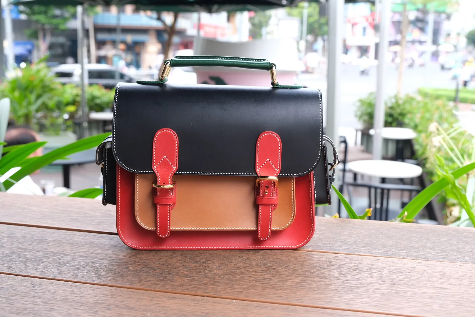 Ảnh Lifestyle Túi satchel da bò thảo mộc phối màu đỏ đen - Koi Leather