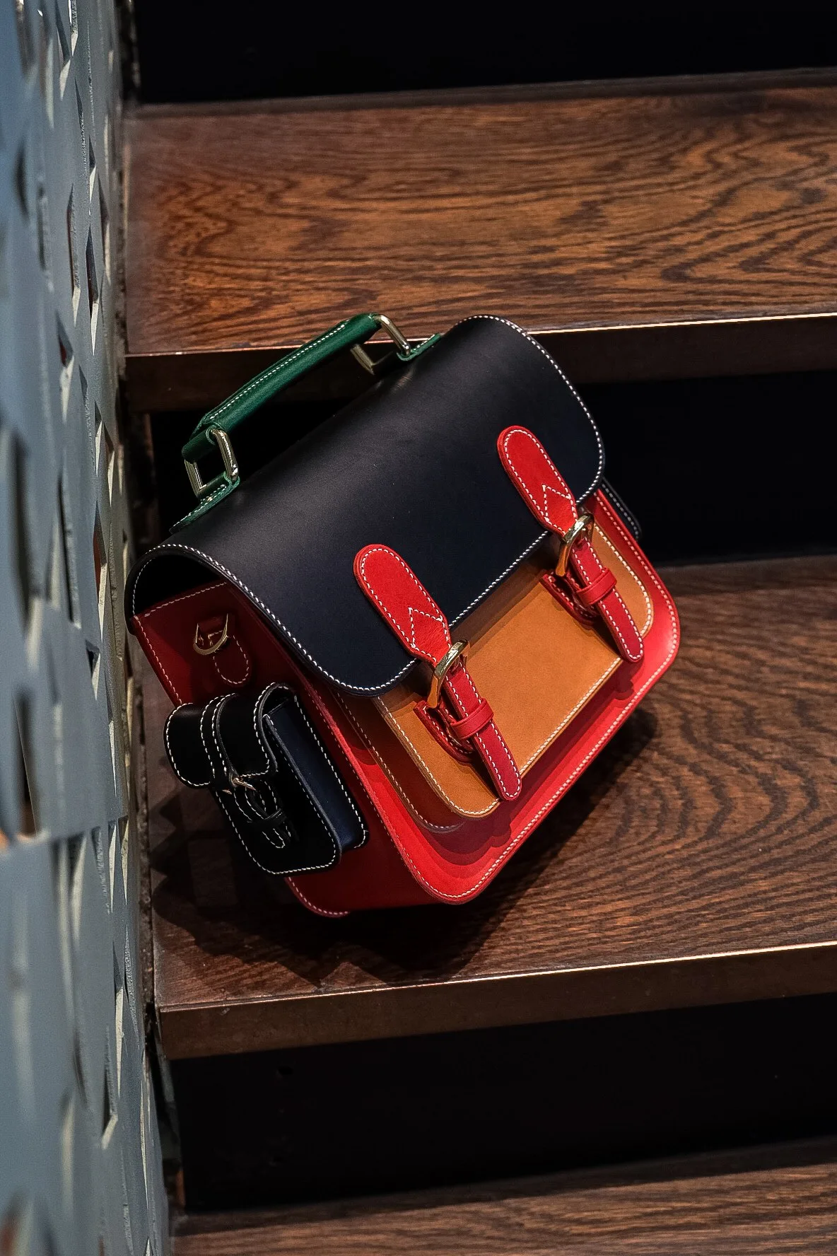 Ảnh Lifestyle Túi satchel da bò thảo mộc phối màu đỏ đen - Koi Leather